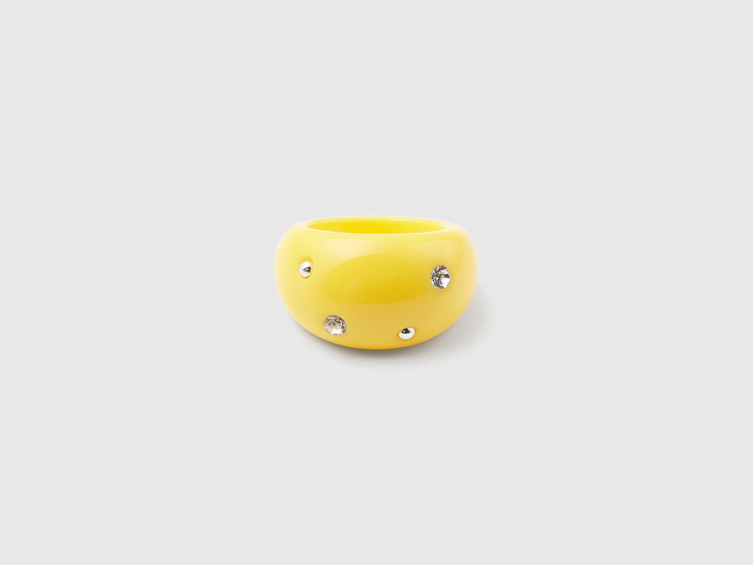 Anello con strass e borchie