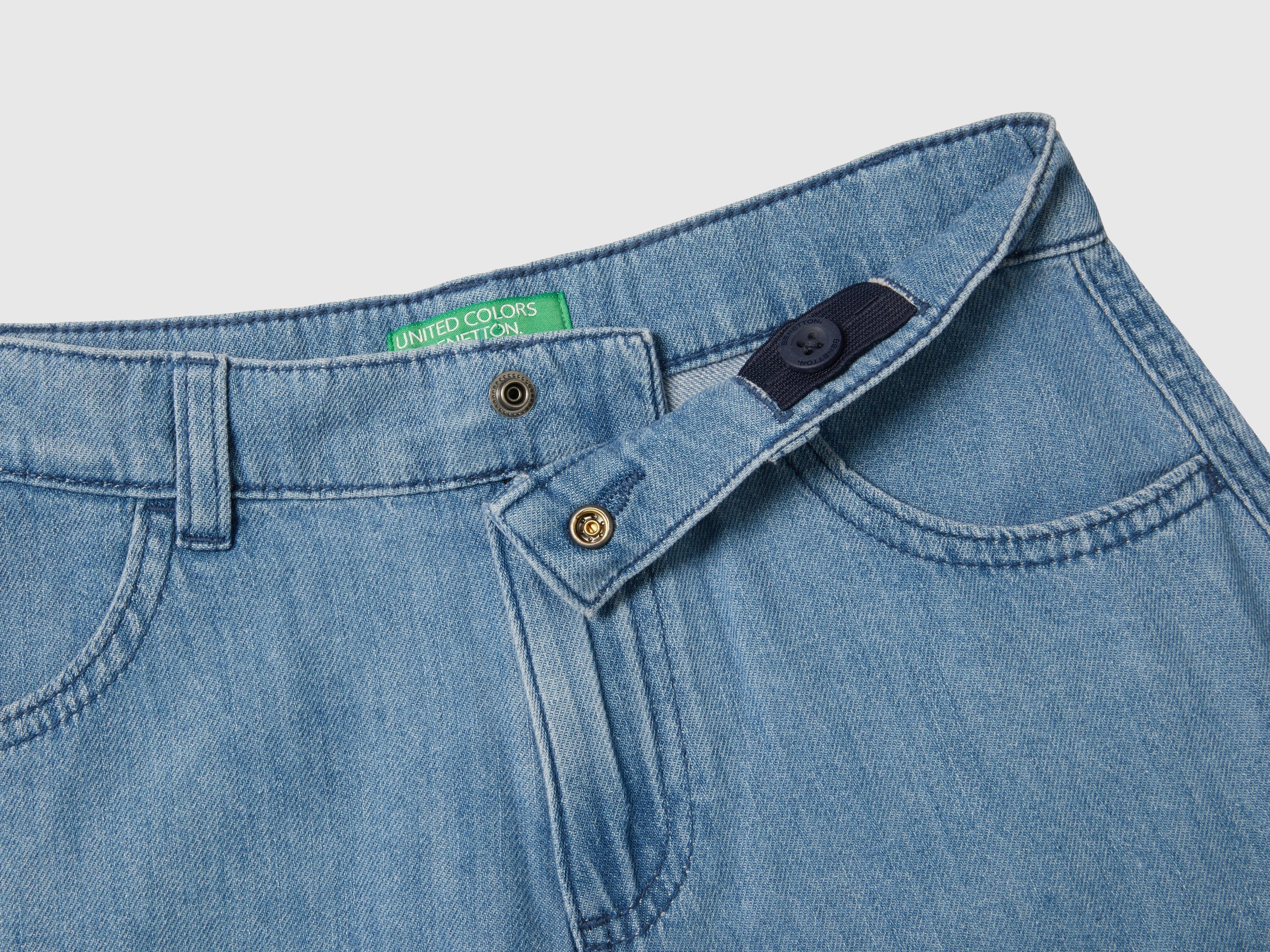 Bermuda di jeans leggero con balza - Image 2