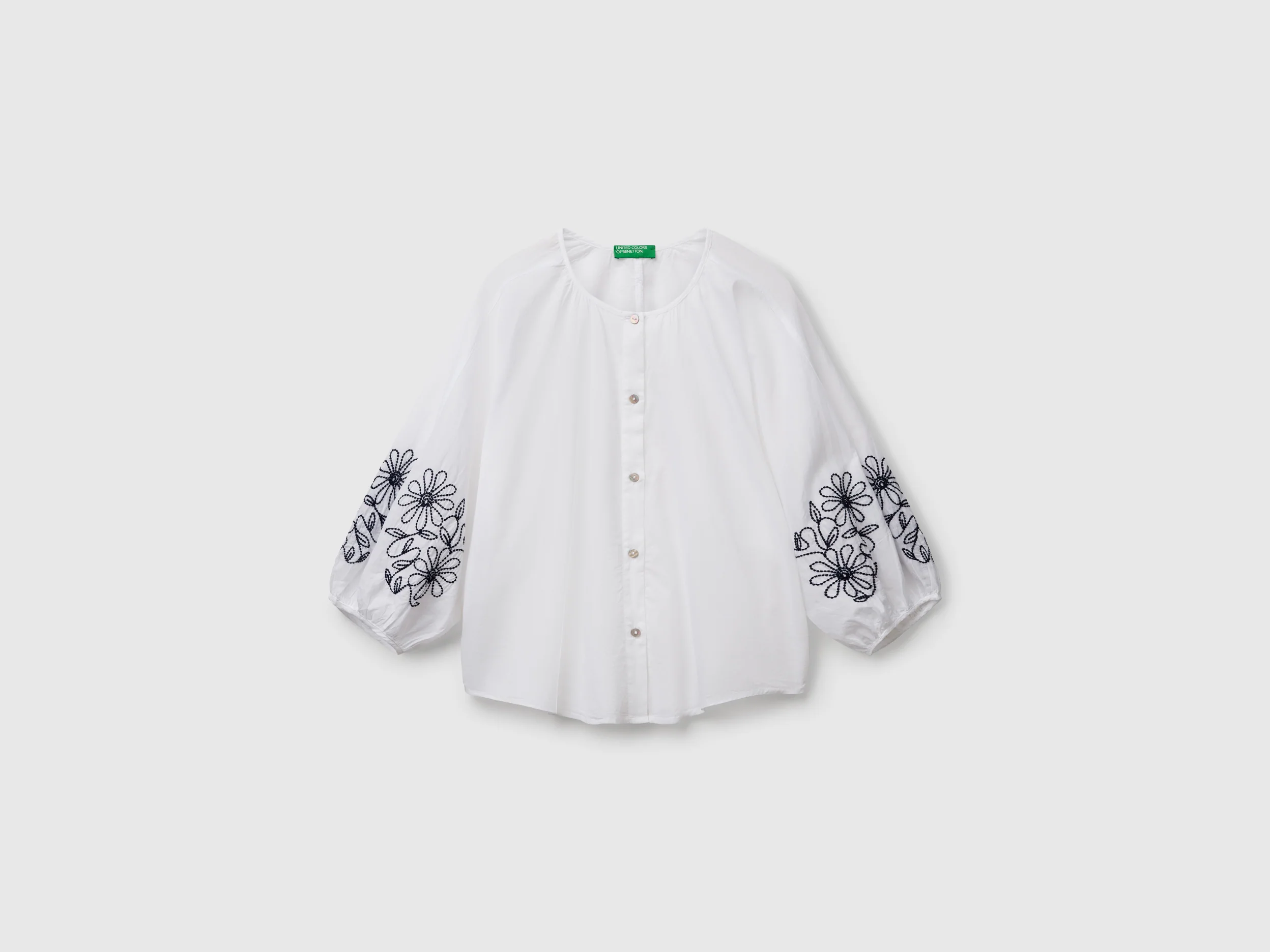 Blusa con ricami floreali