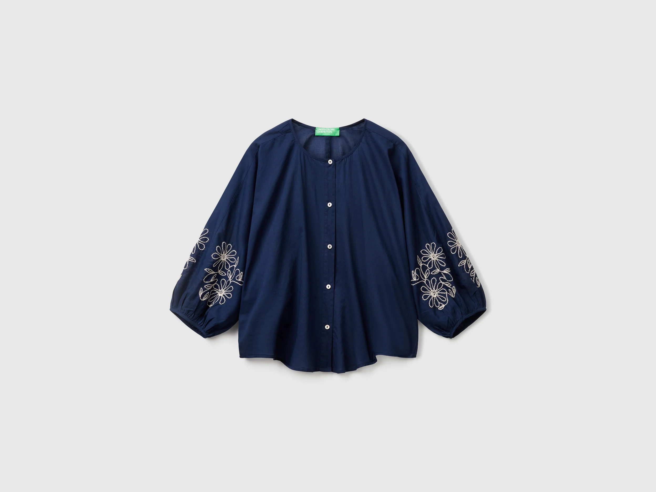 Blusa con ricami floreali