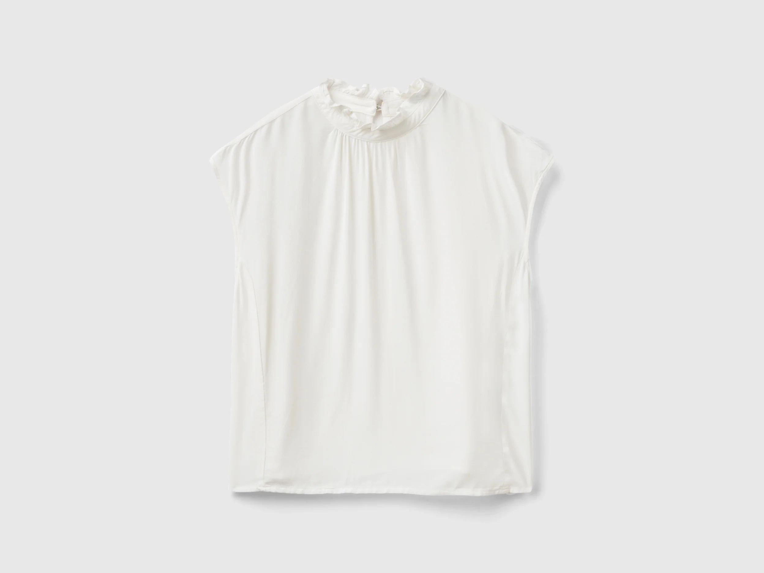 Blusa con rouches sul collo