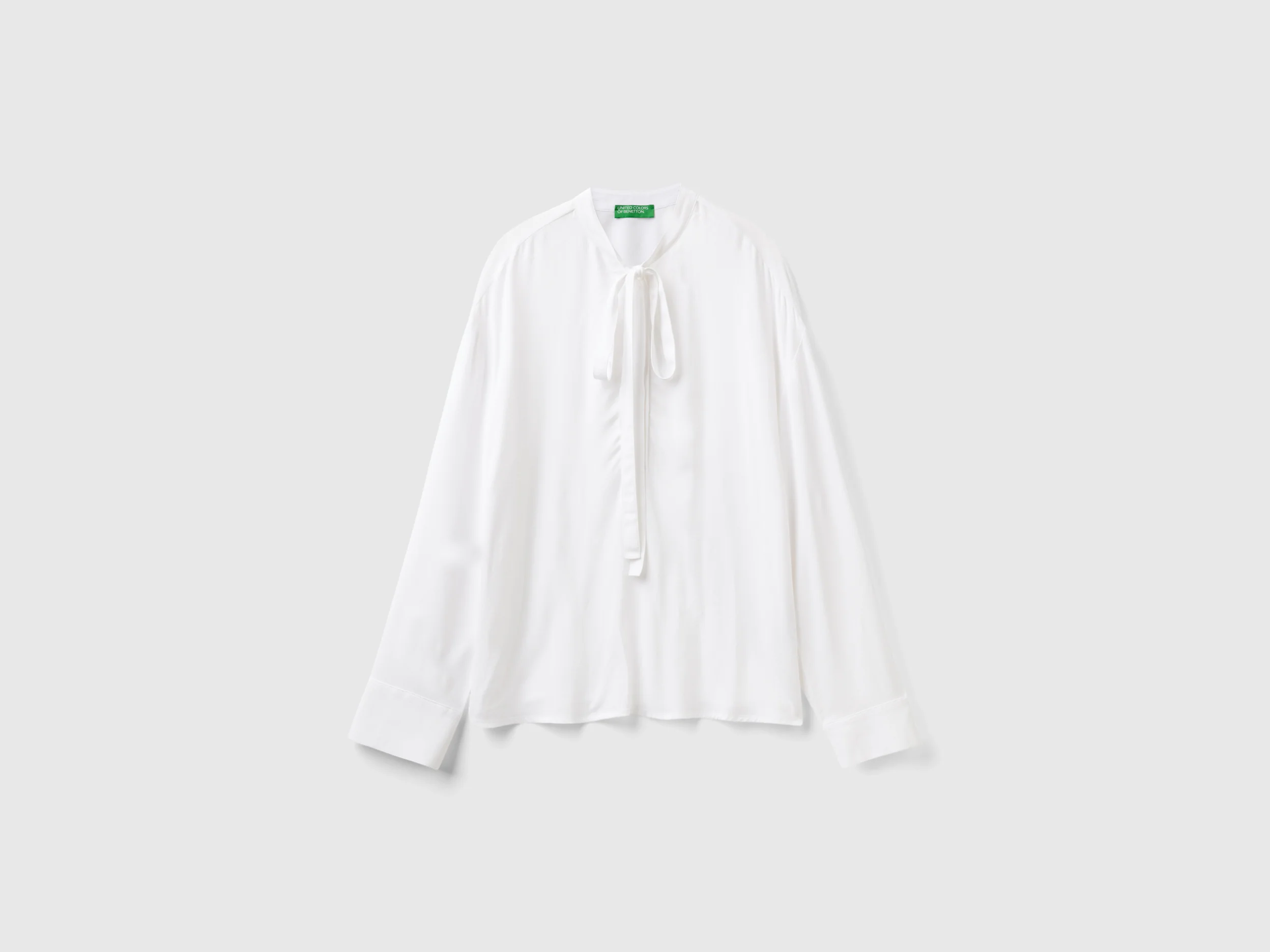 Blusa fluida con lacci