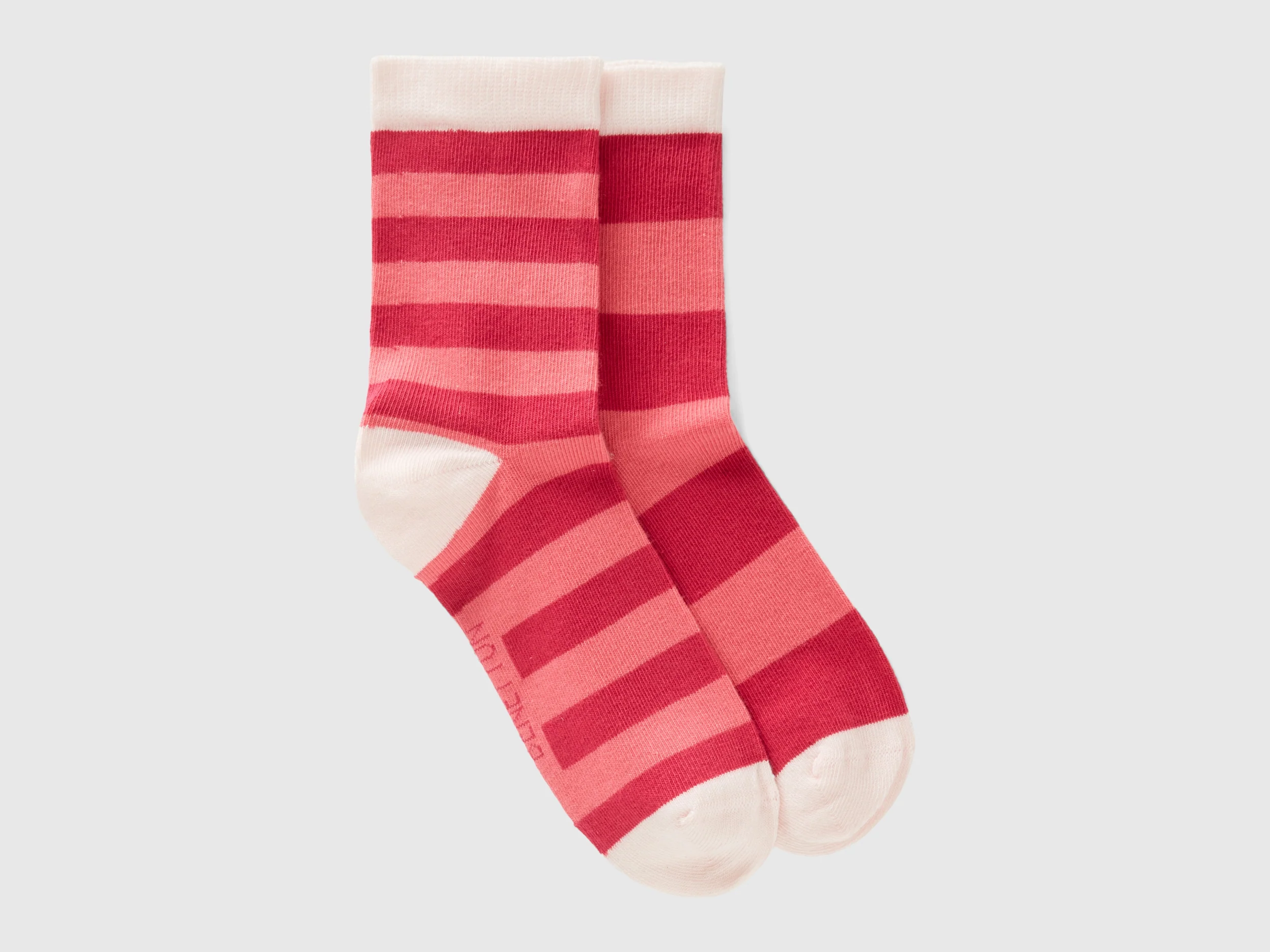 Calzini lunghi a righe e fucsia