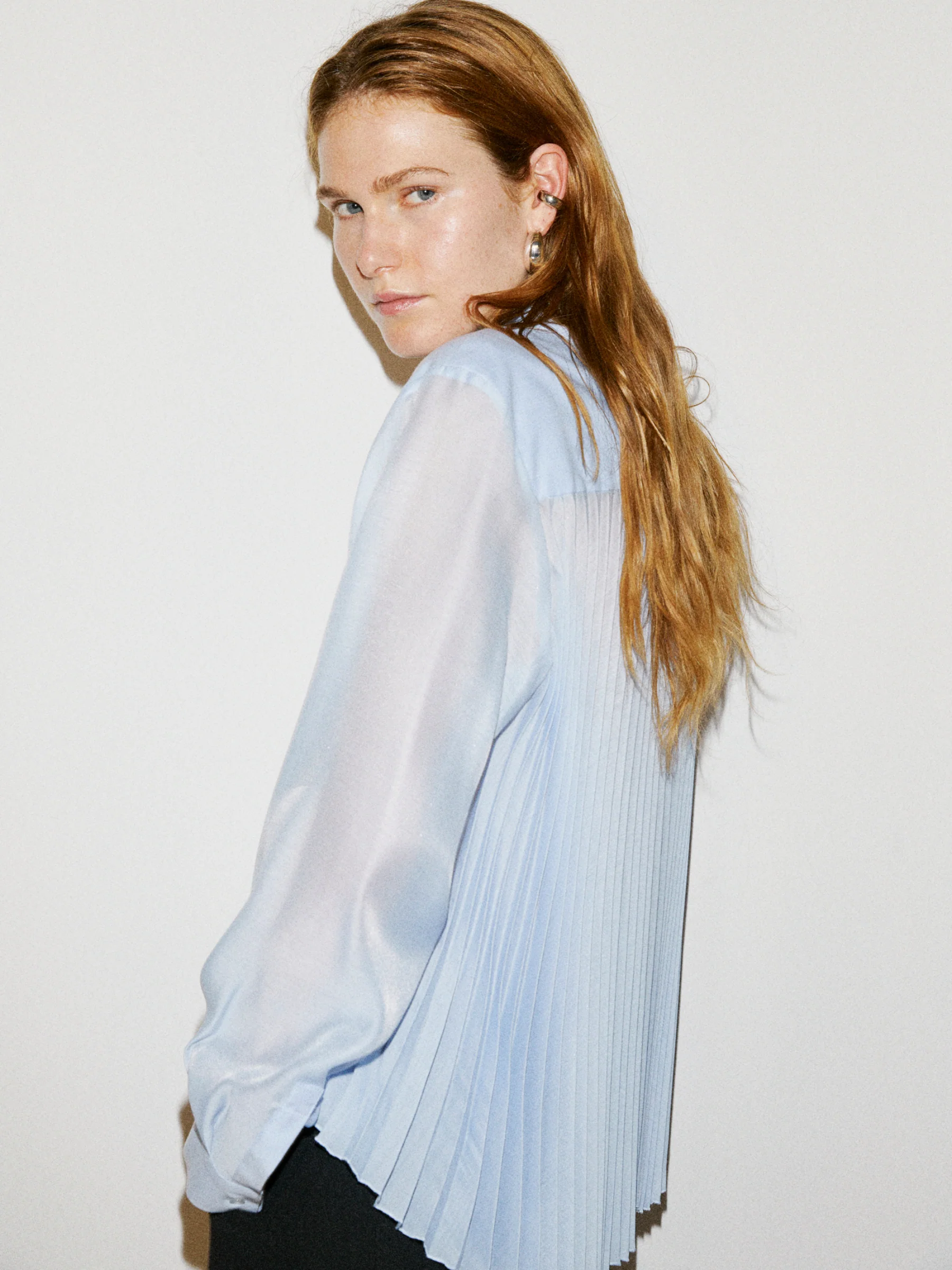Camicia azzurra con plissé - Image 2