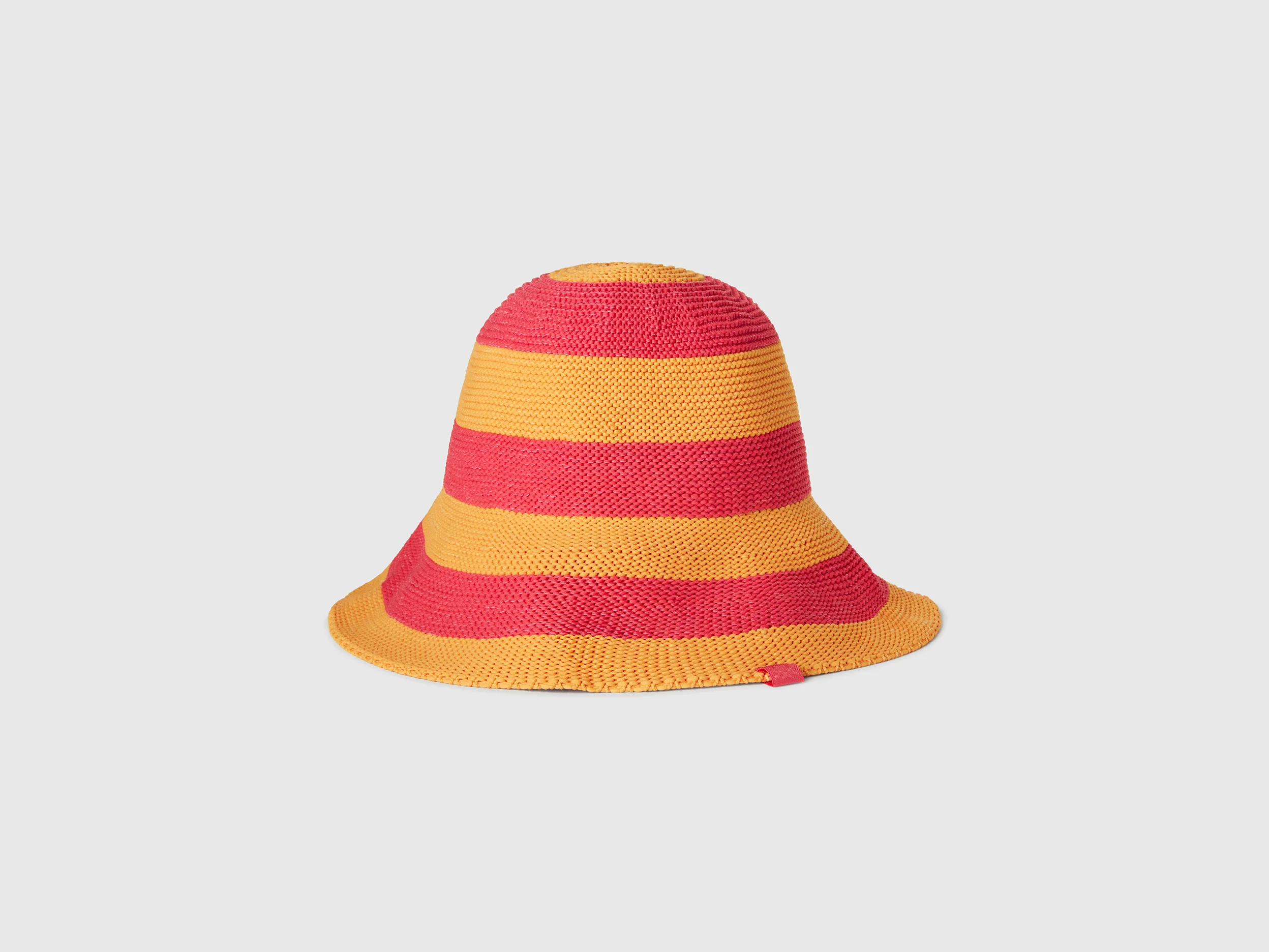 Cappello a righe arancioni e fucsia