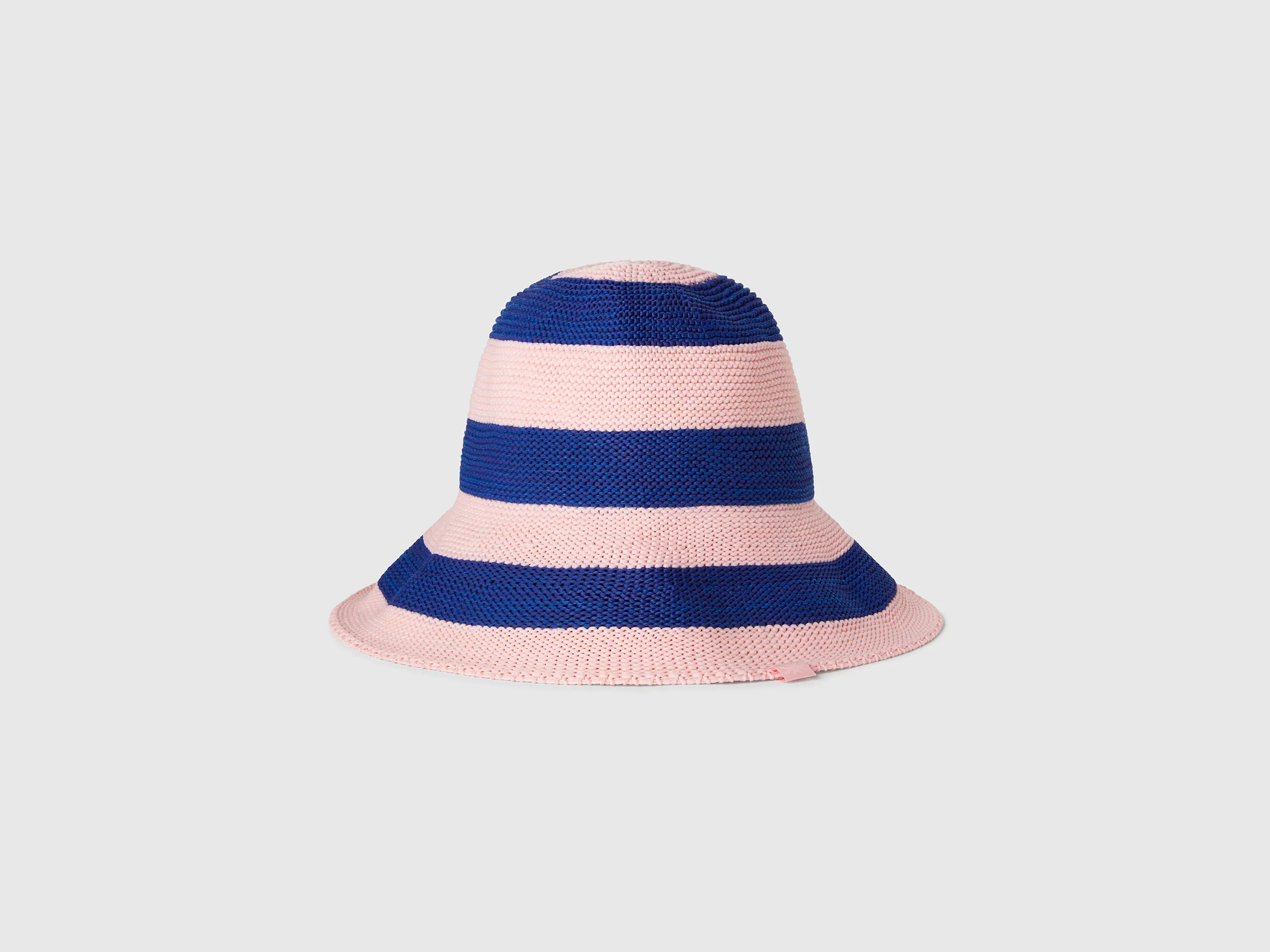 Cappello a righe blu e rosa