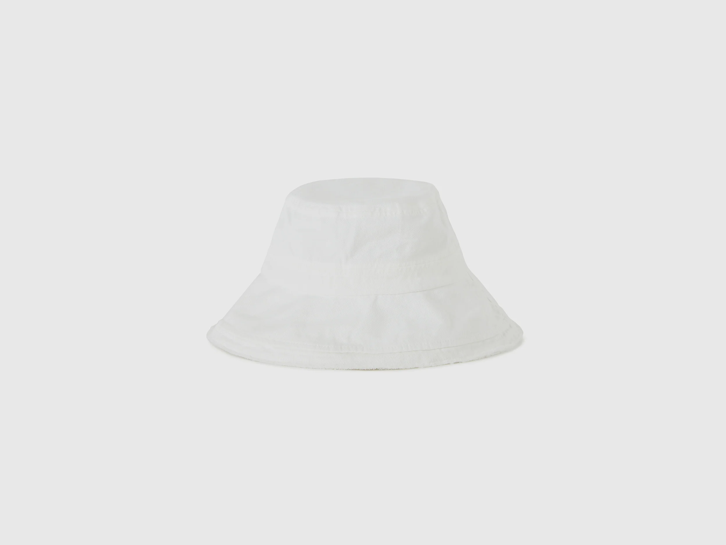 Cappello bianco stile pescatore