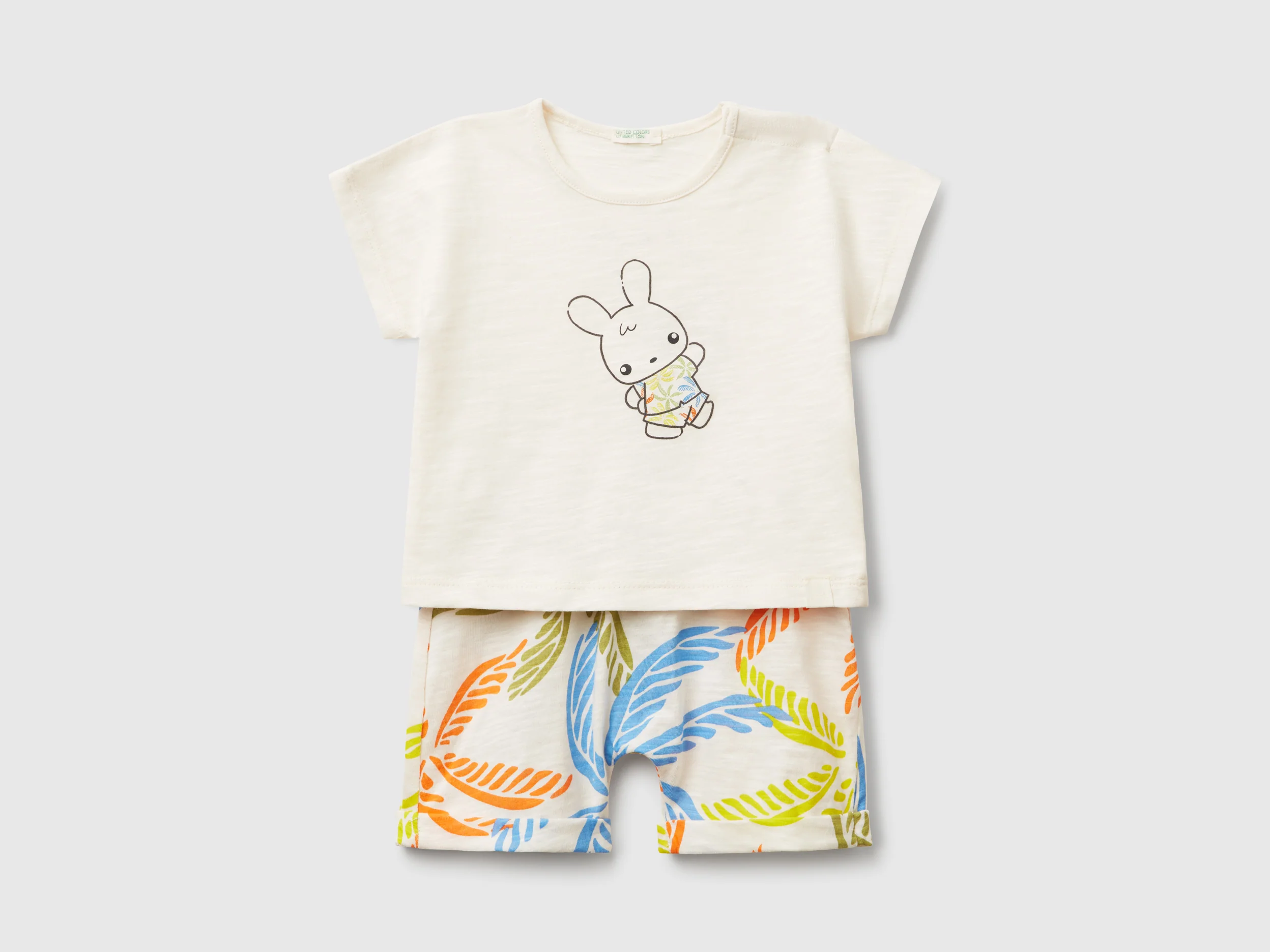 Completo leggero t-shirt e shorts