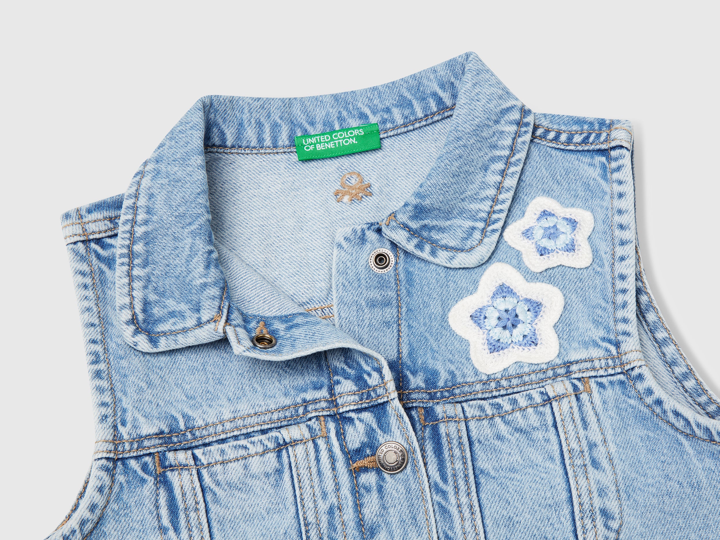 Gilet di jeans con patch fiori - Image 3