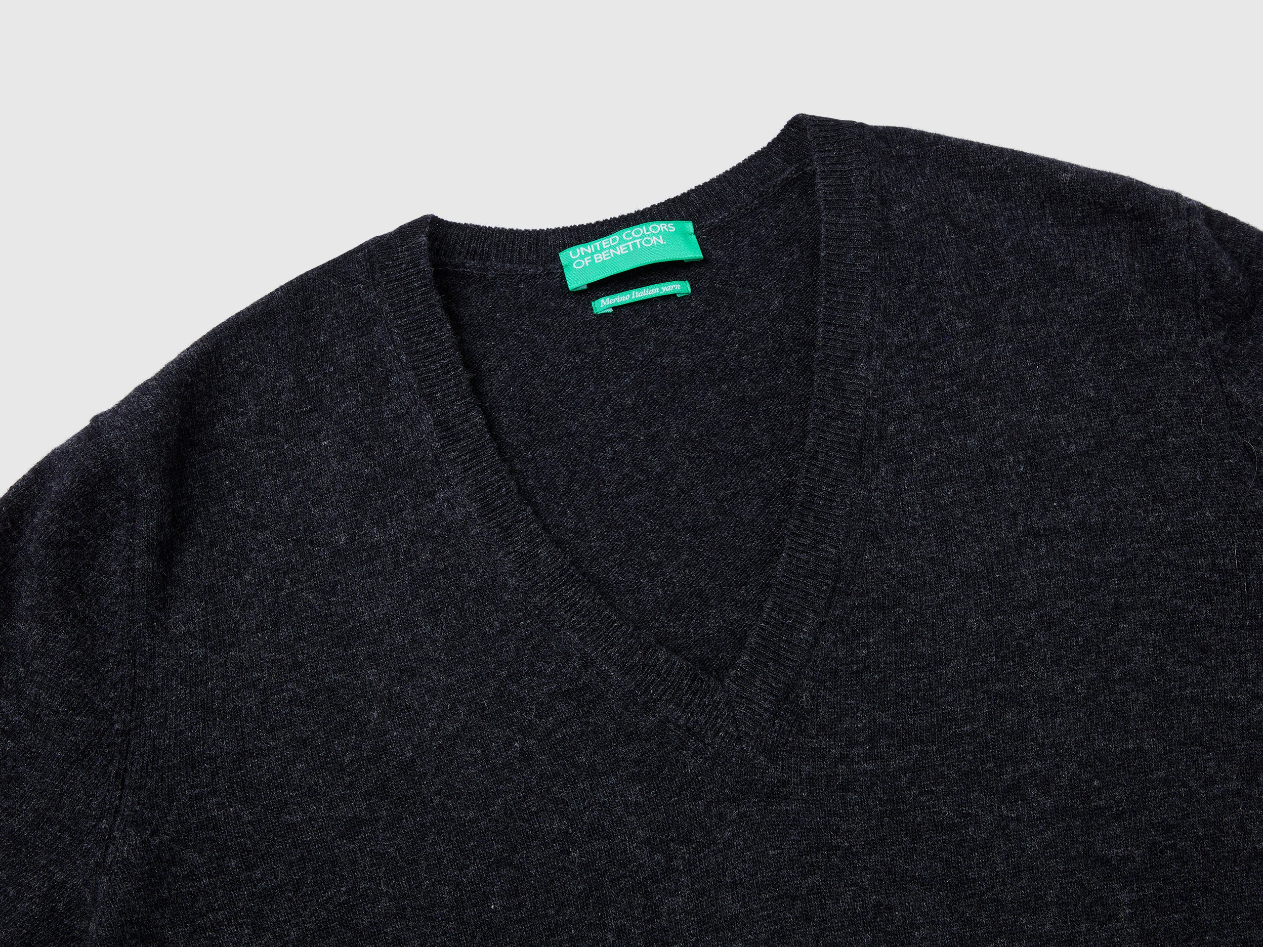 Maglia con scollo a V antracite in pura lana Merino - Image 3