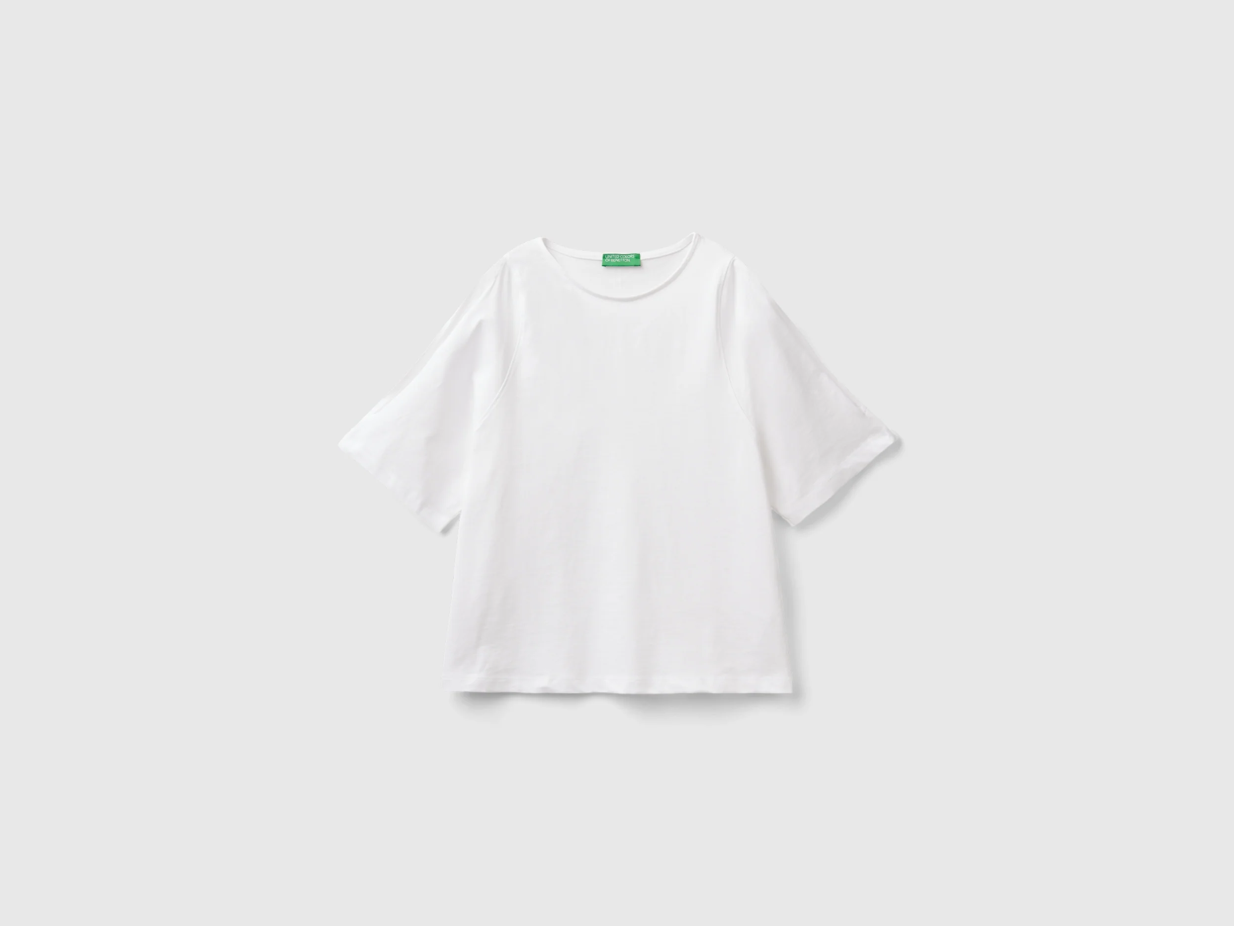 Maglietta con manica cut out