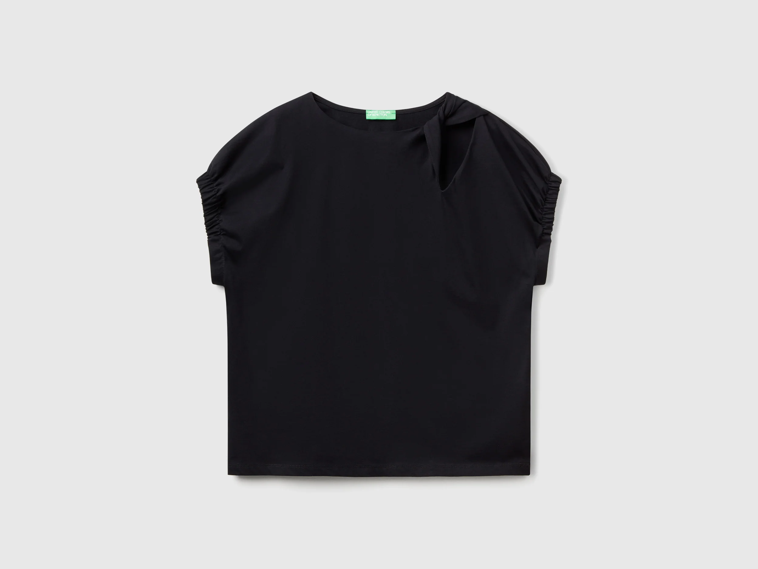 Maglietta con nodo e cut out