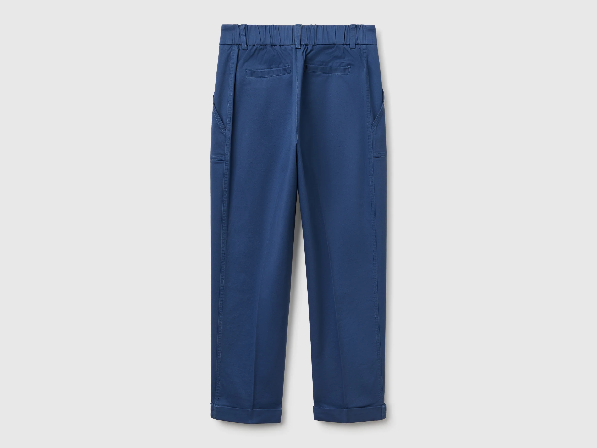 Pantaloni con risvolto in cotone stretch - Image 2