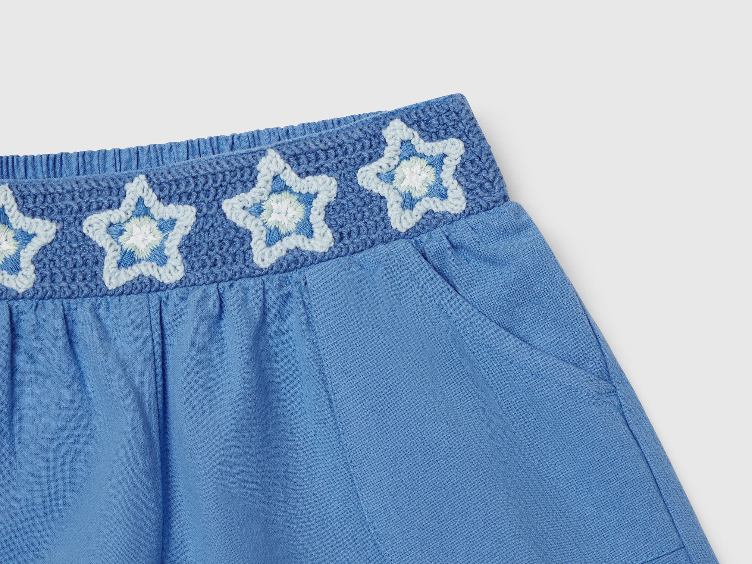 Pantaloni corti con fiori macramè - Image 3