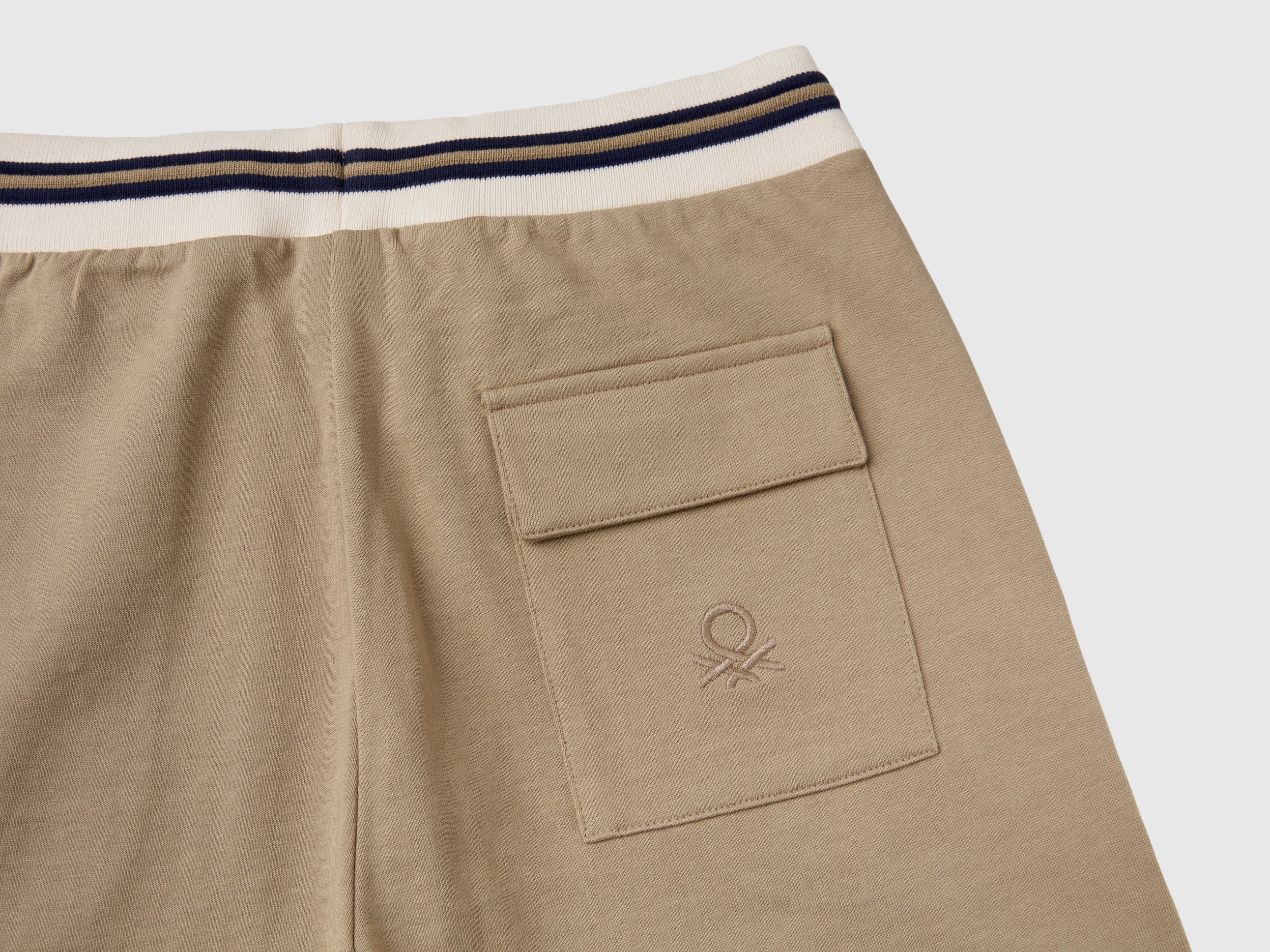 Pantaloni corti in felpa leggera - Image 2
