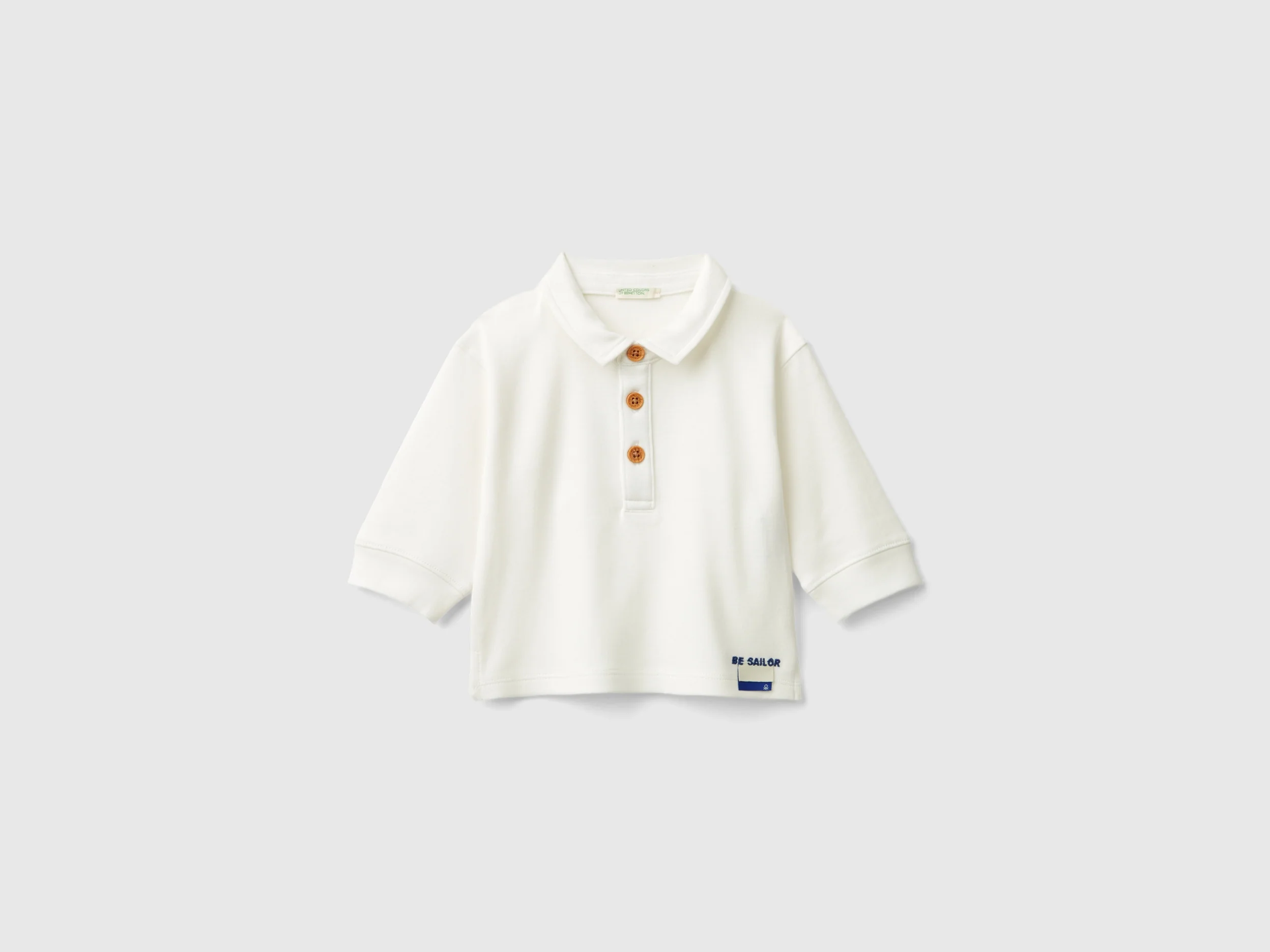 Polo con patch sul retro