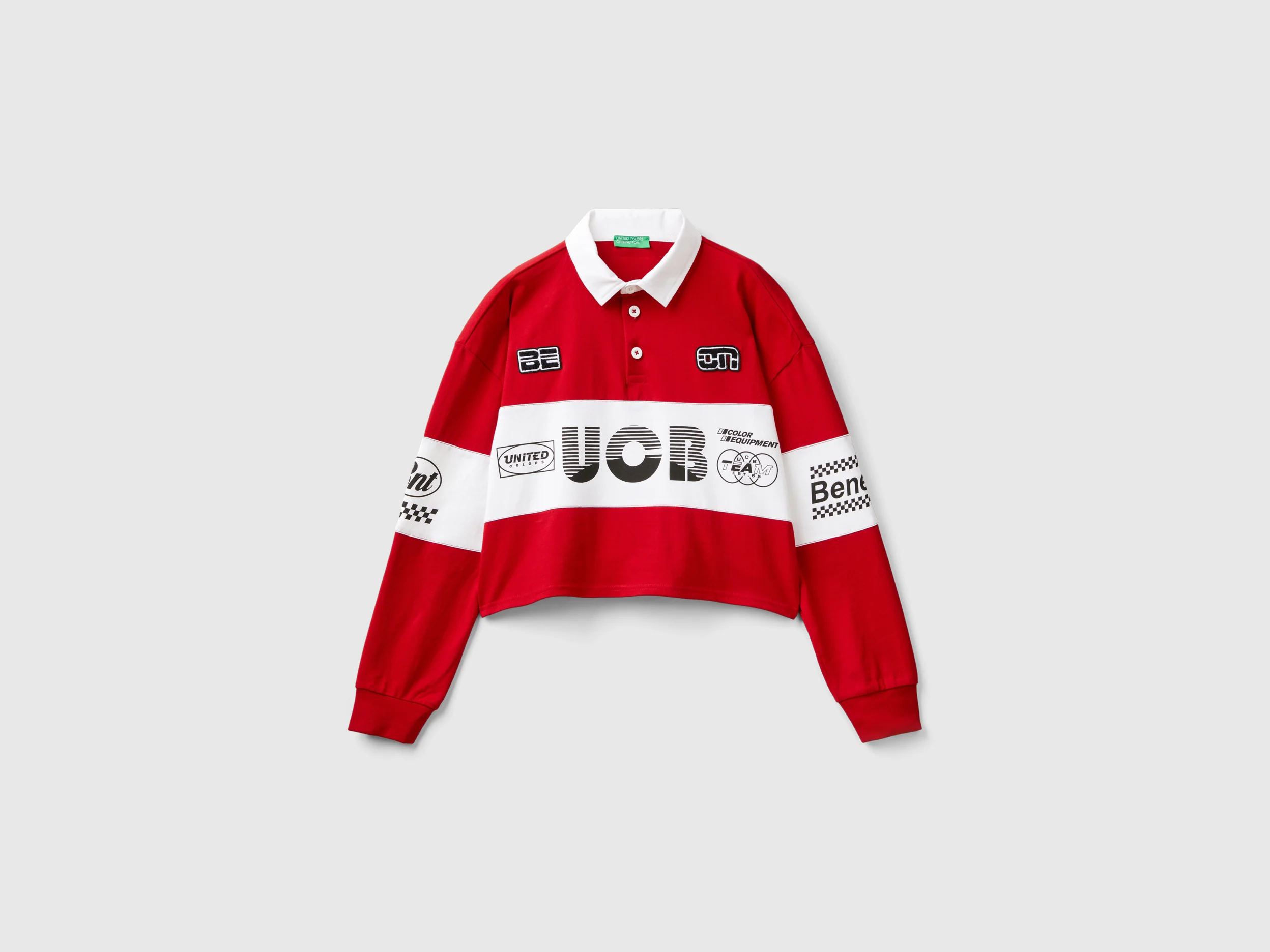 Polo cropped con patch e stampe