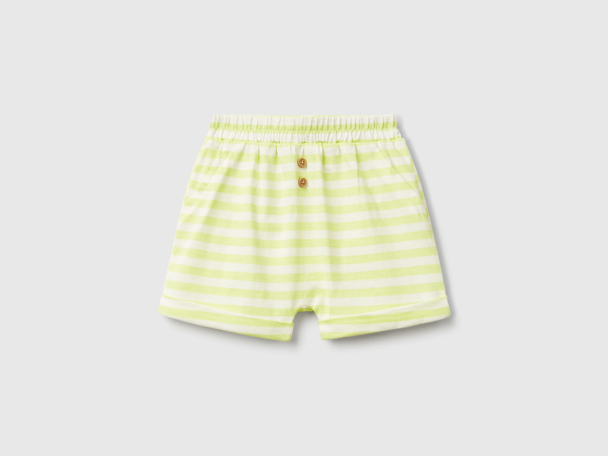 Shorts a righe con risvolto