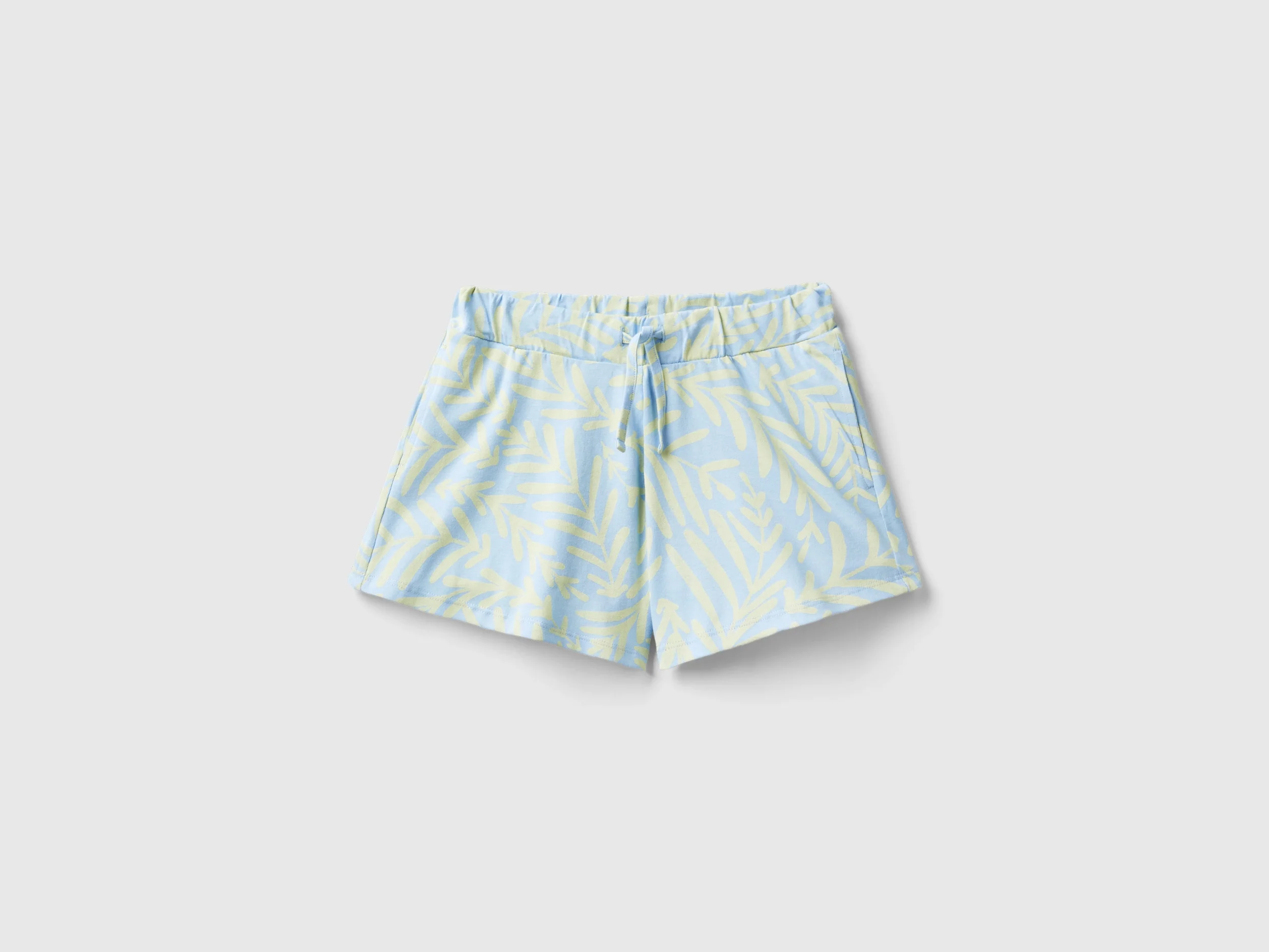 Shorts celesti con stampa tropicale