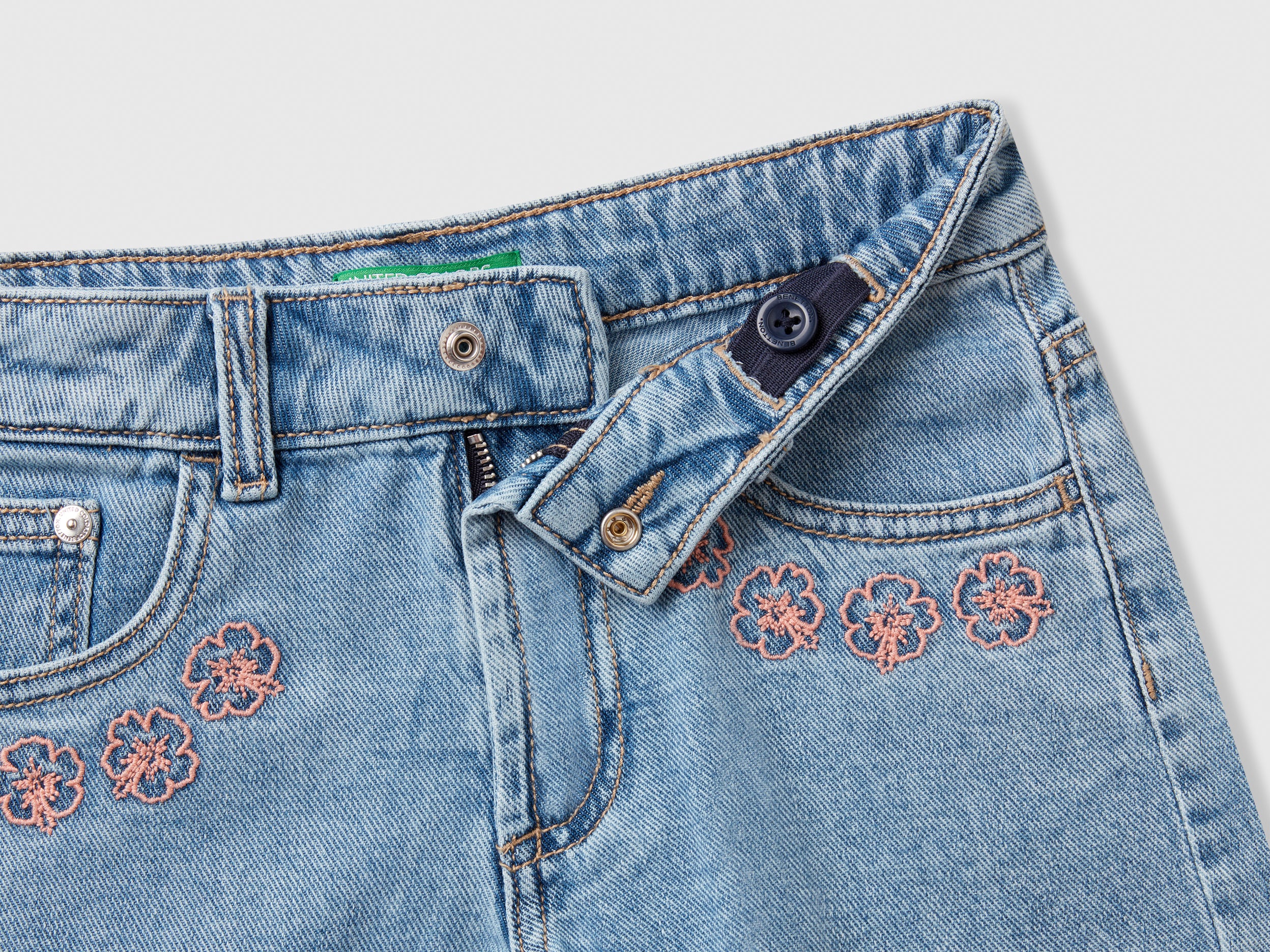 Shorts di jeans con ricami floreali - Image 3