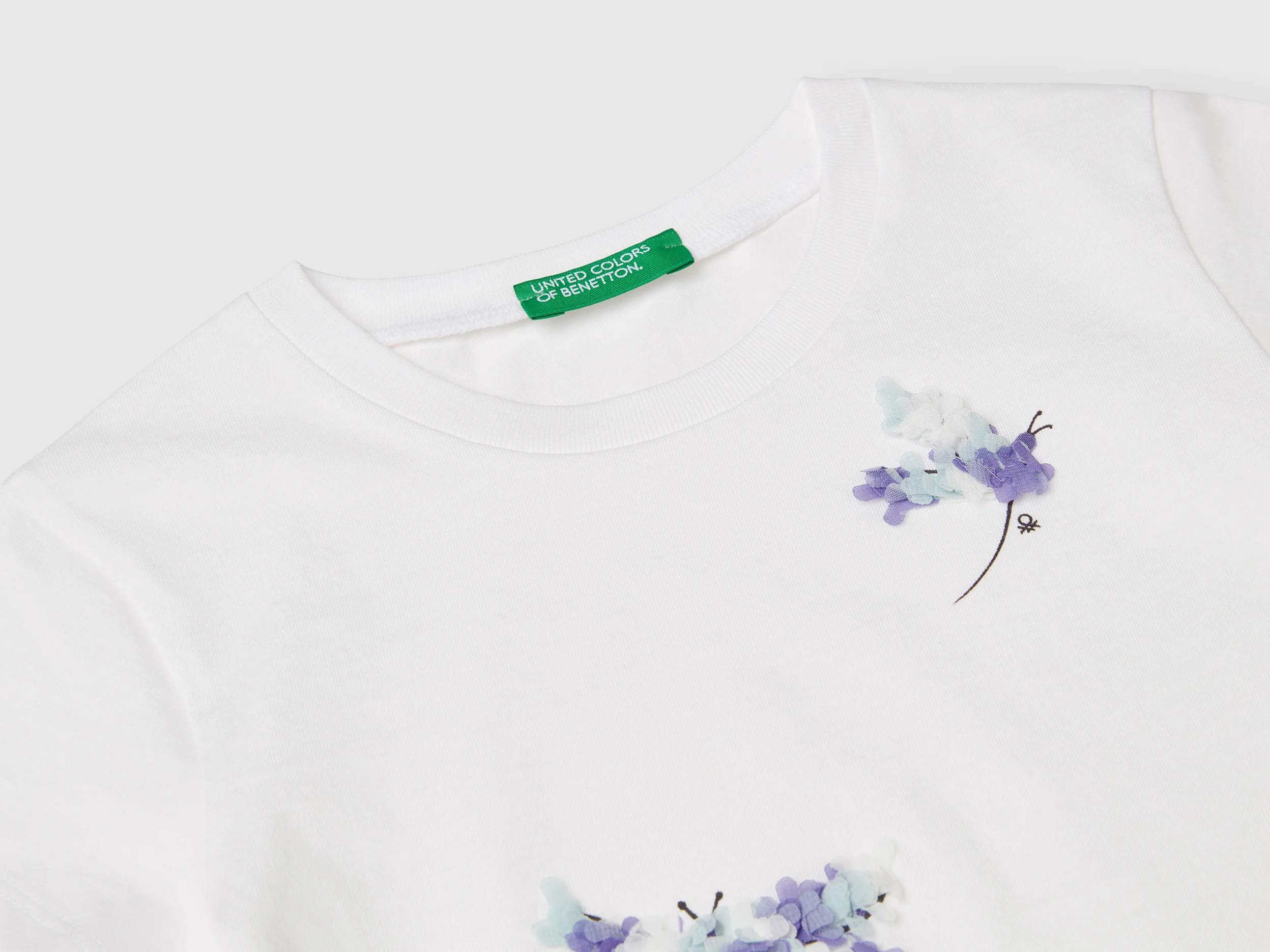 T-shirt con applicazione effetto petali - Image 3