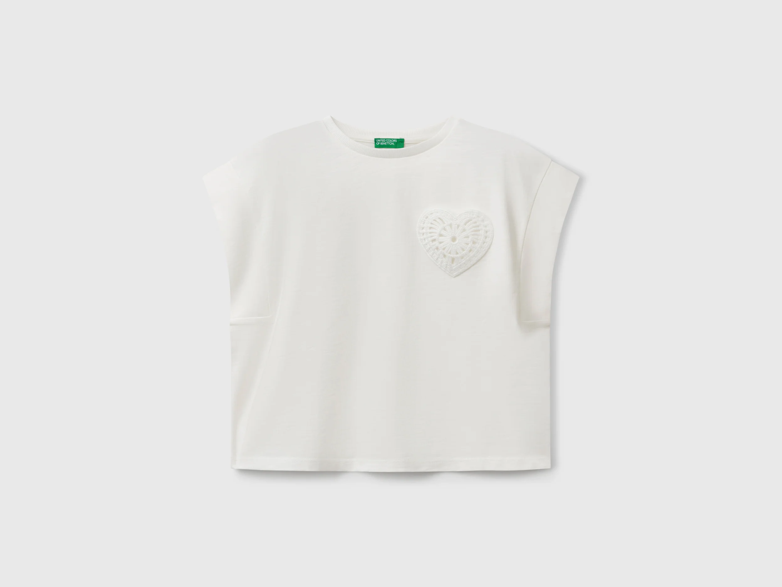 T-shirt con patch macramè