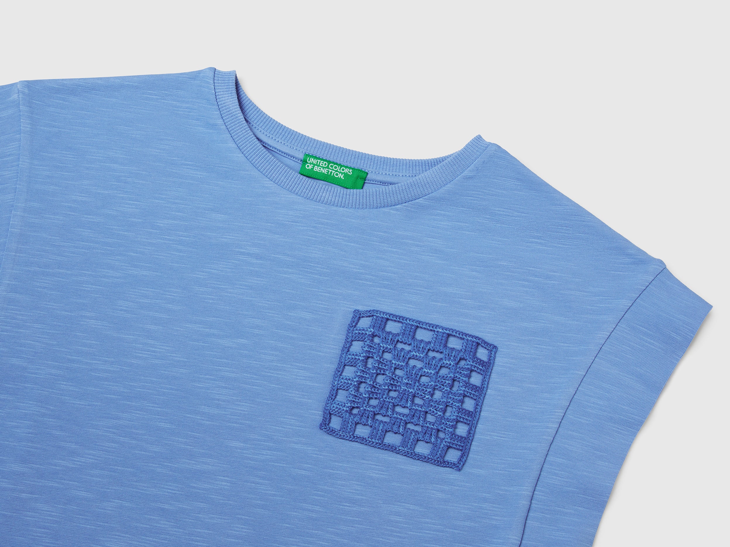 T-shirt con patch macramè - Image 3