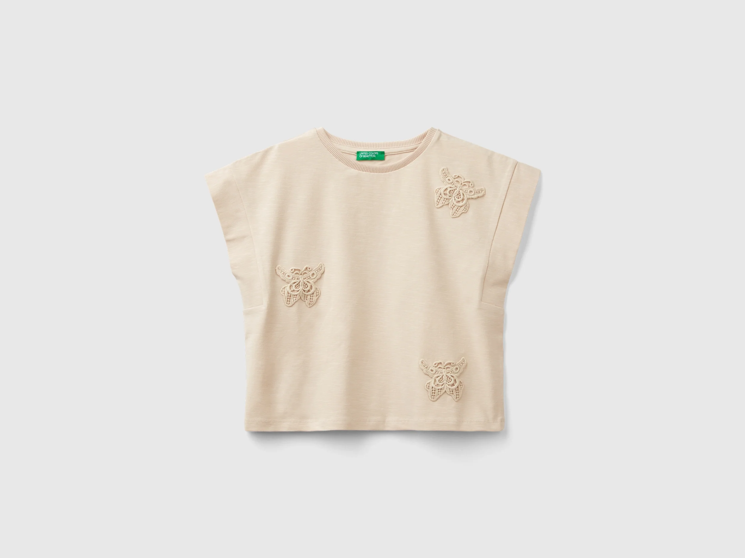 T-shirt con patch macramè