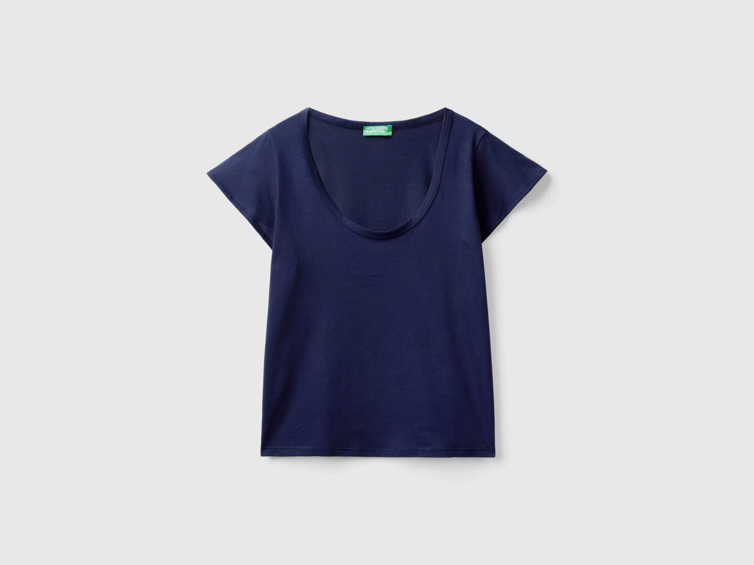 T-shirt con scollo ampio
