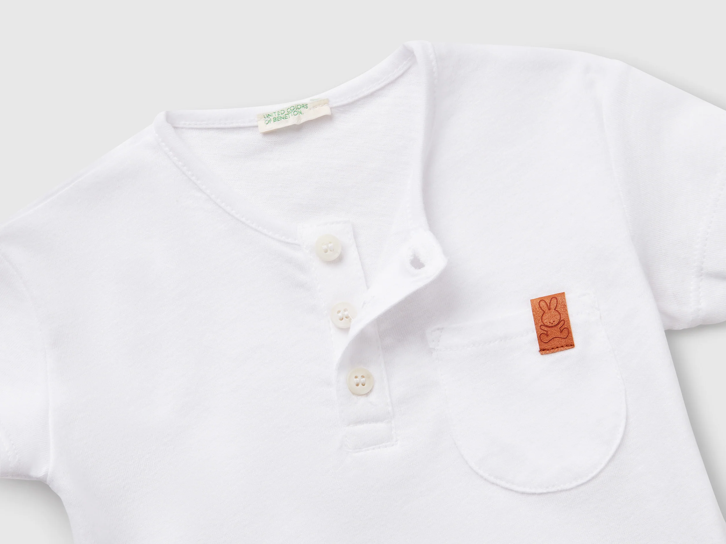 T-shirt con scollo serafino - Image 3