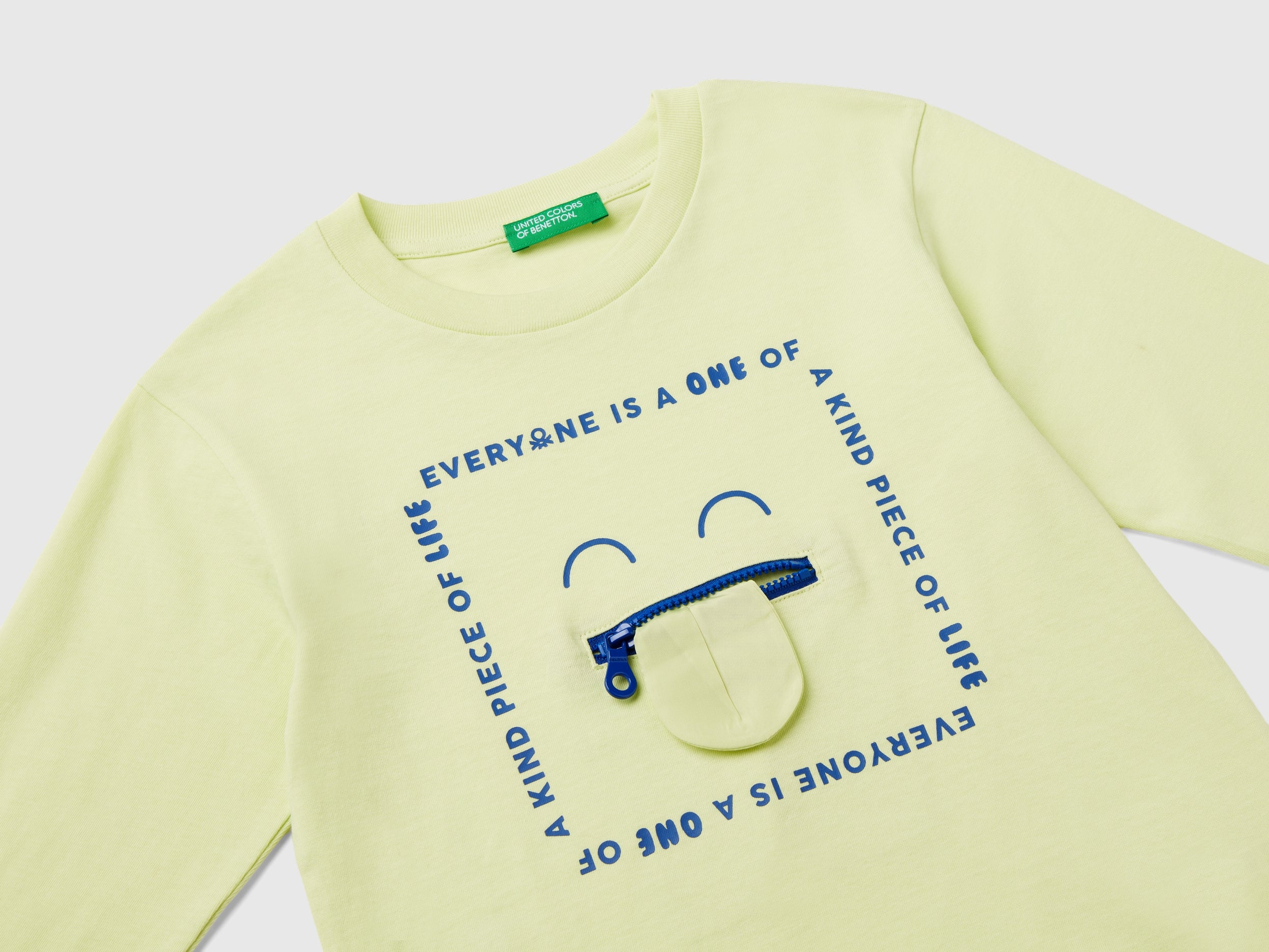 T-shirt con stampa e applicazione - Image 3