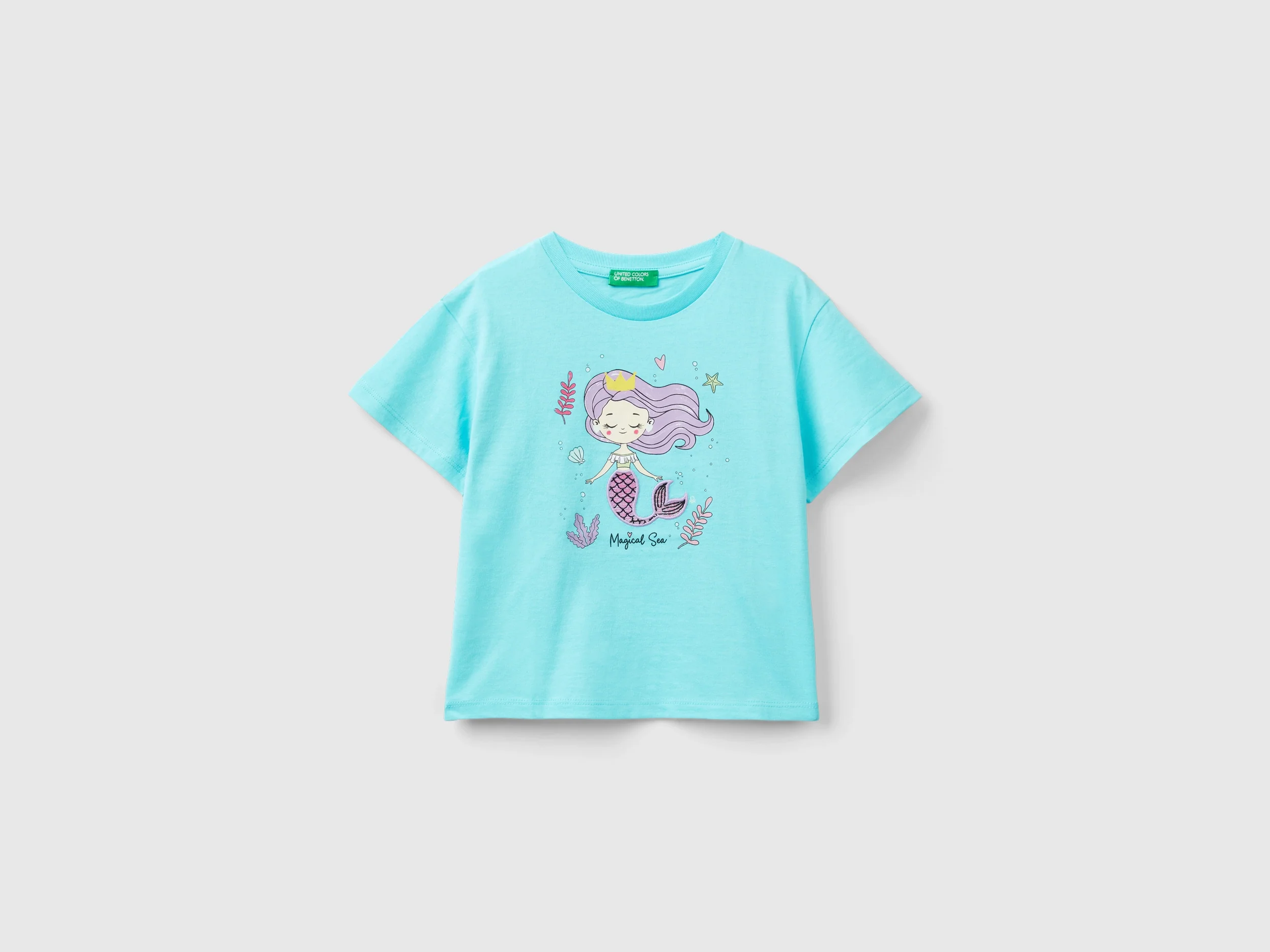 T-shirt con stampa e patch
