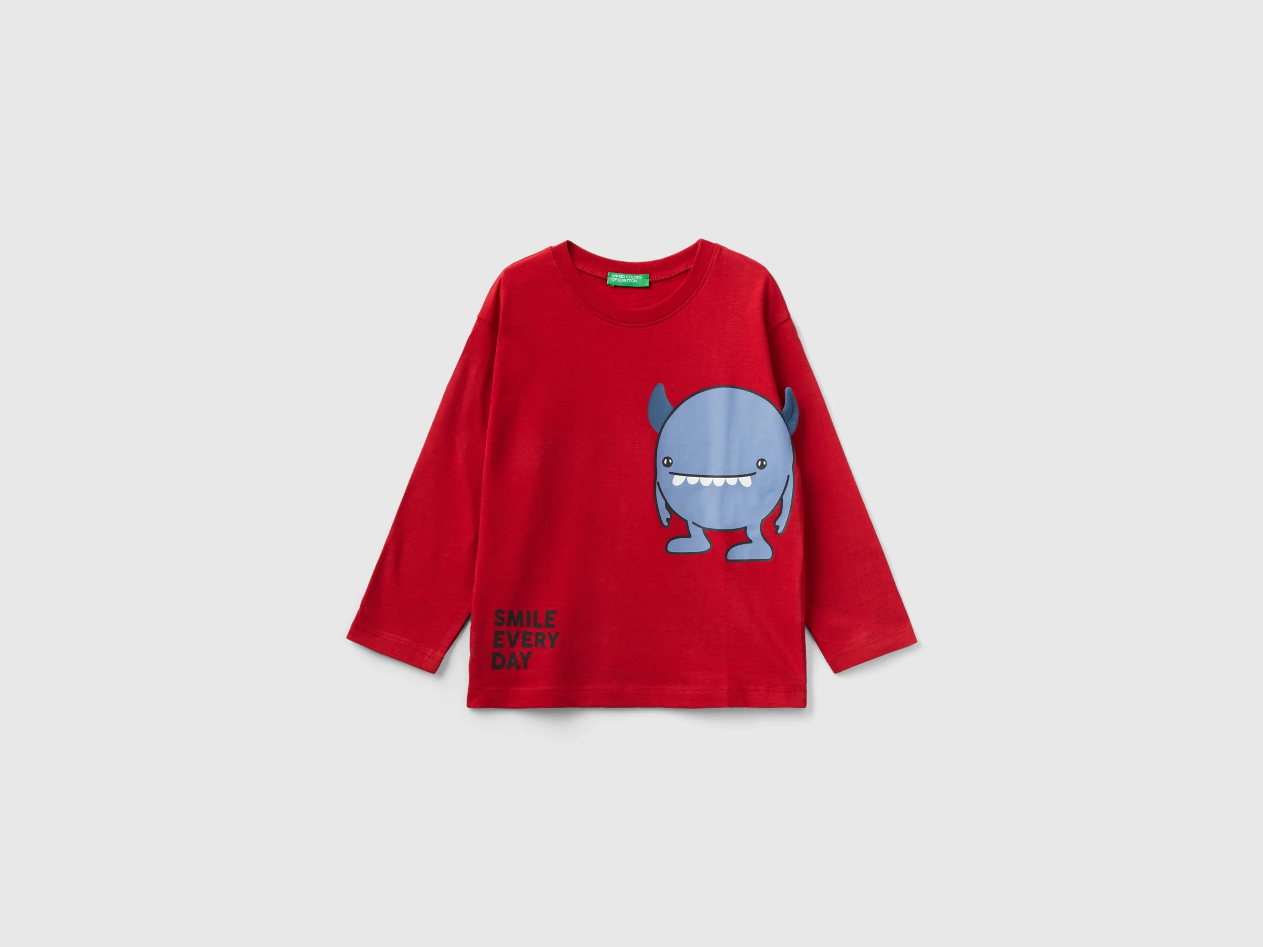 T-shirt con stampa e patch