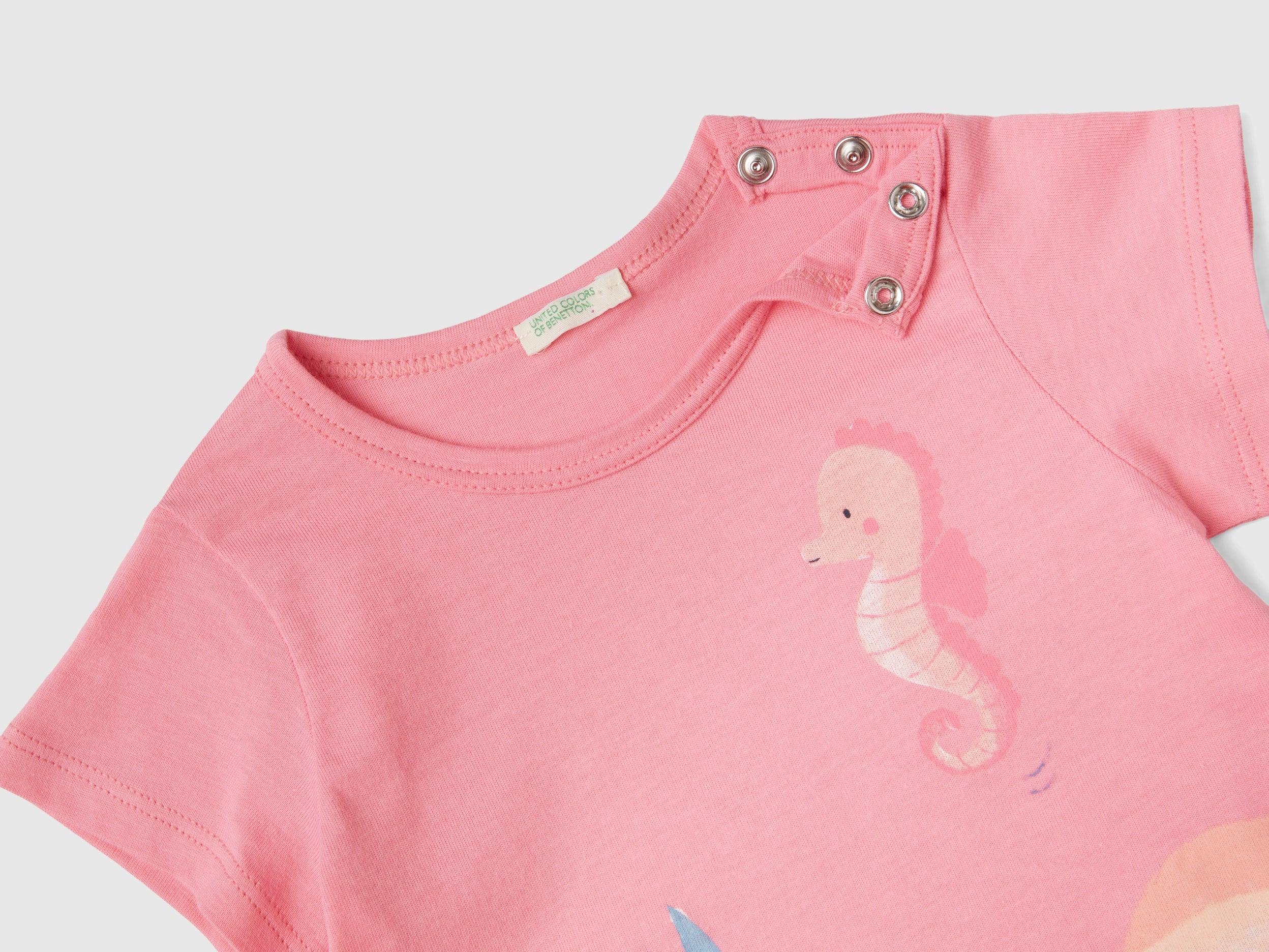 T-shirt con stampa e patch - Image 2