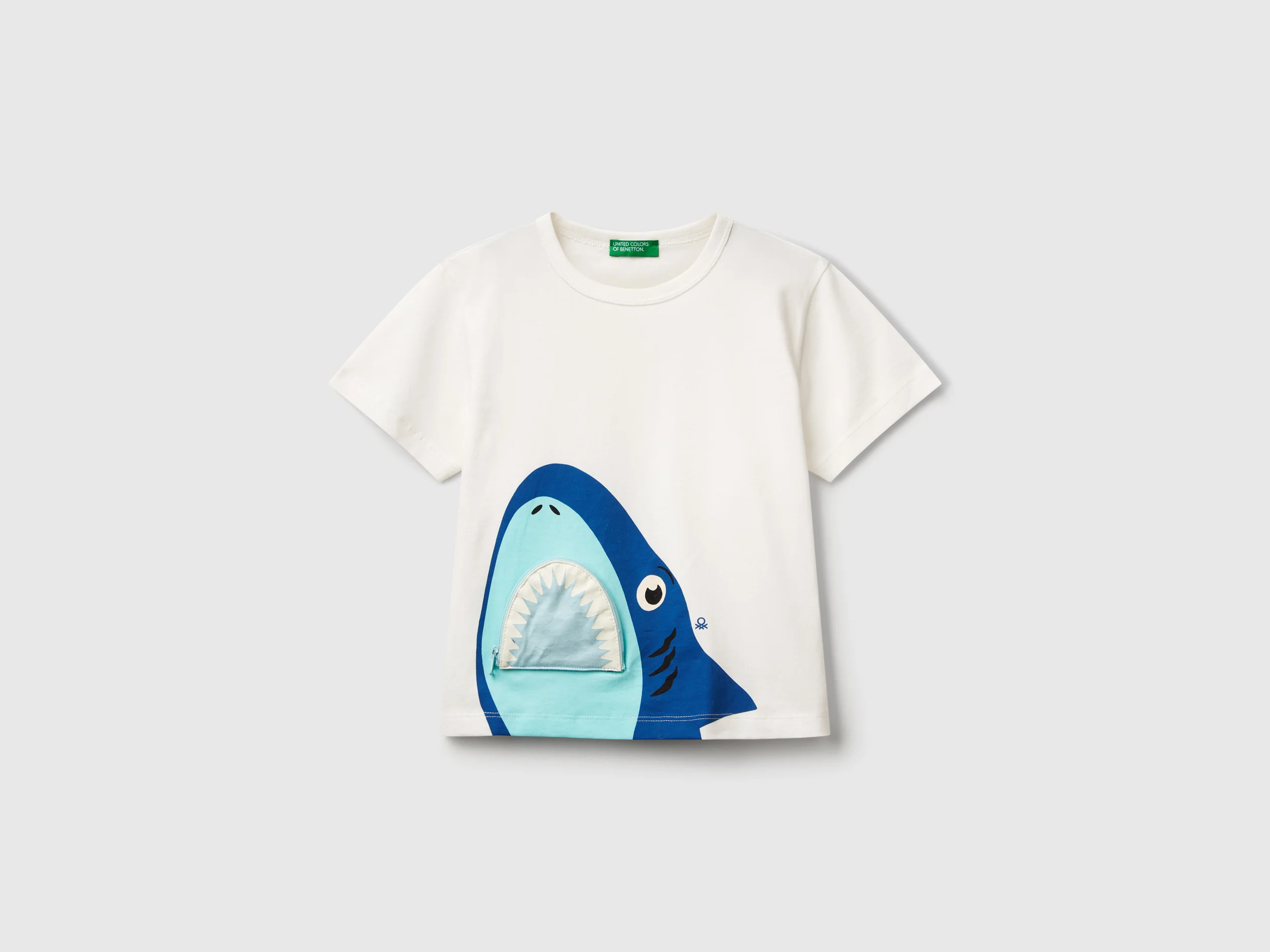 T-shirt con stampa squalo e applicazione