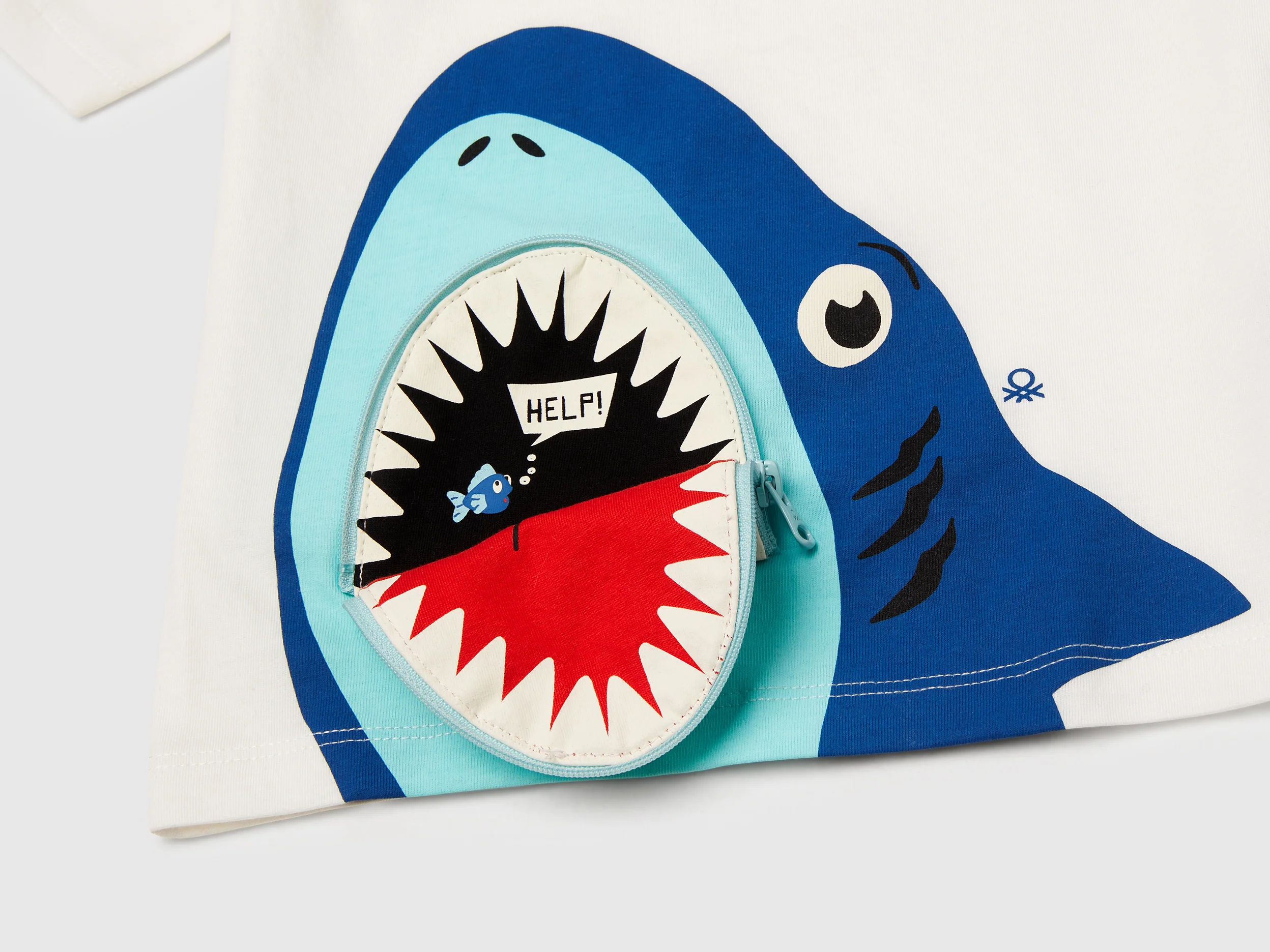 T-shirt con stampa squalo e applicazione - Image 3