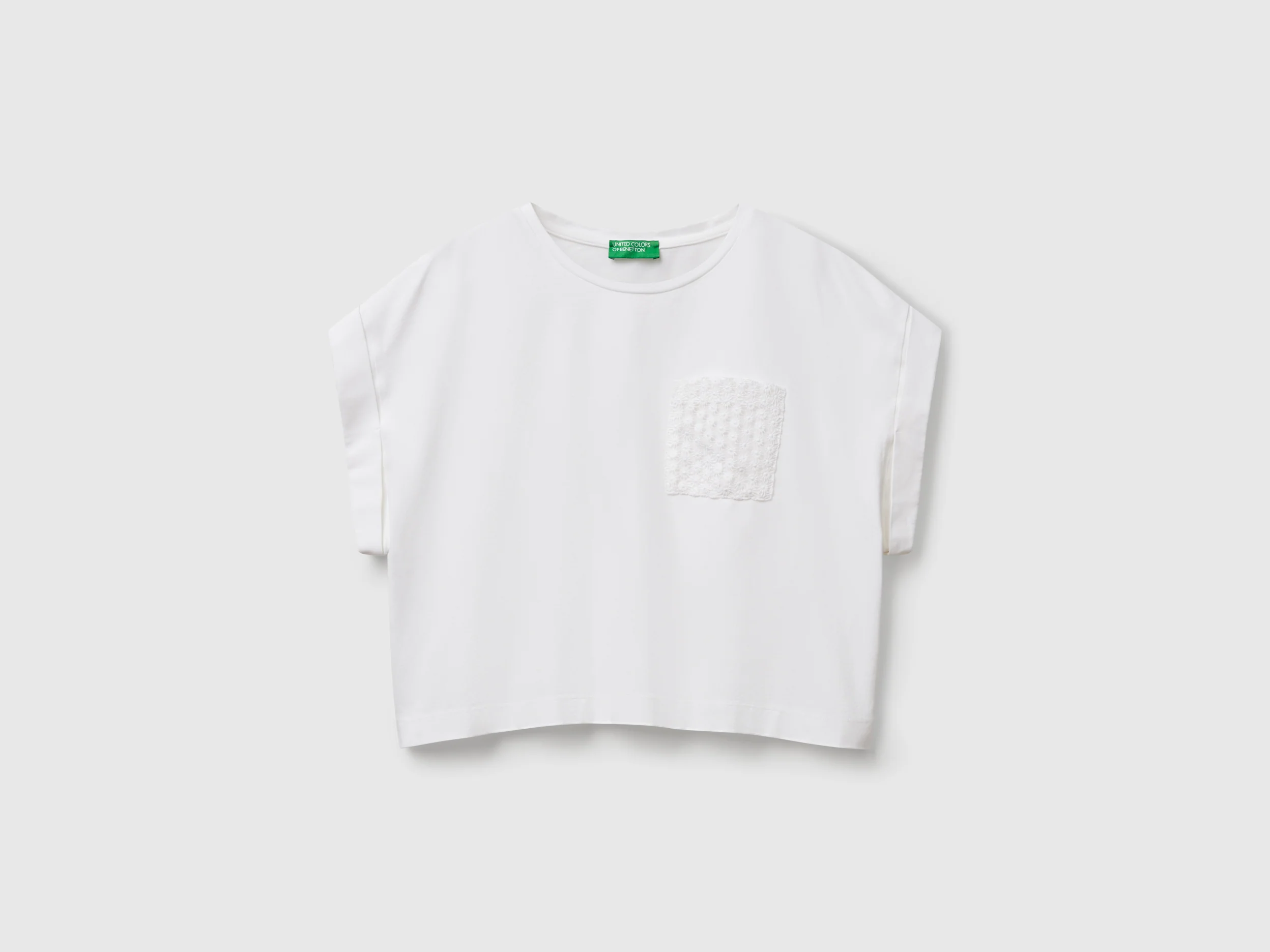 T-shirt con taschino macramè