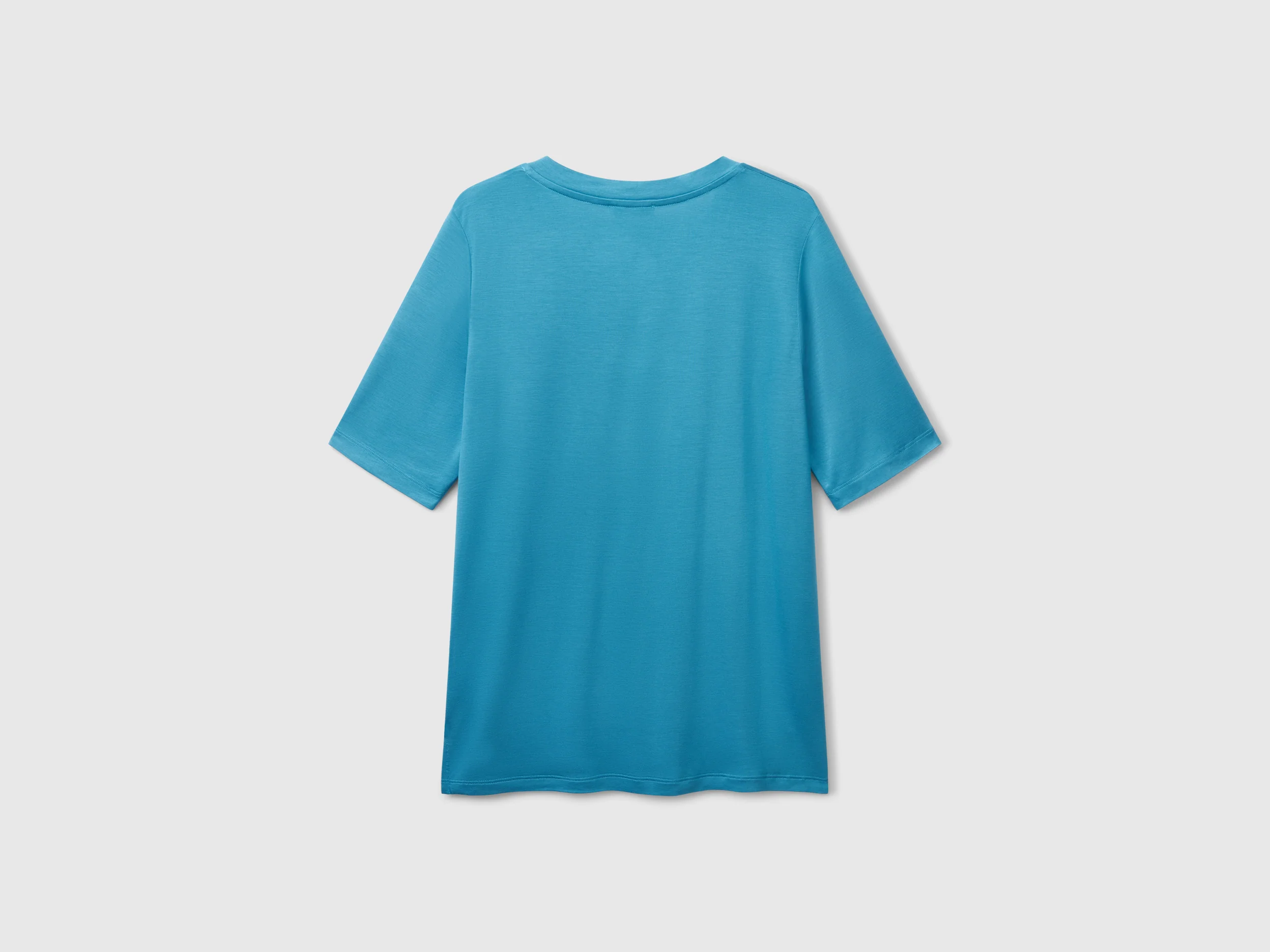T-shirt scollo a V in viscosa stretch - Image 2