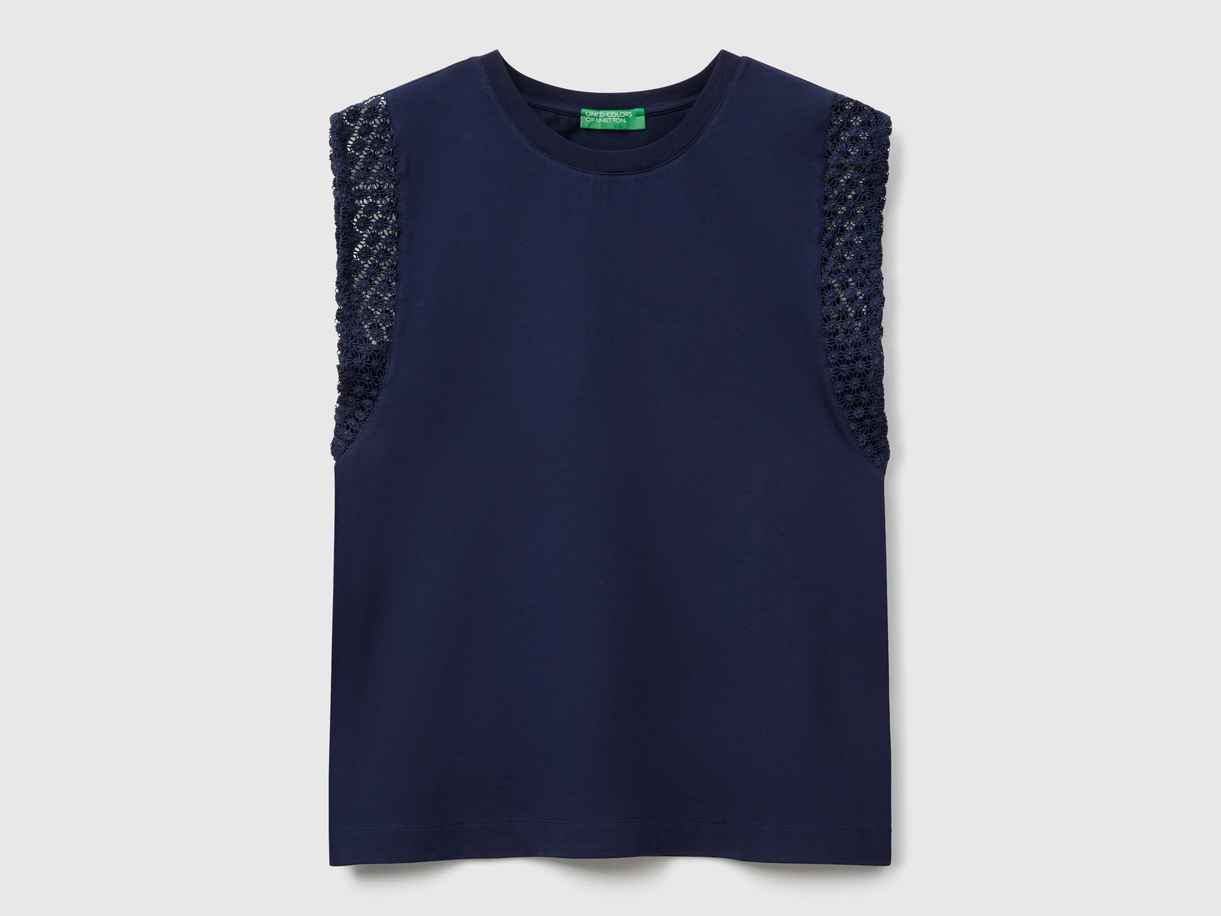 Top smanicato con macramè