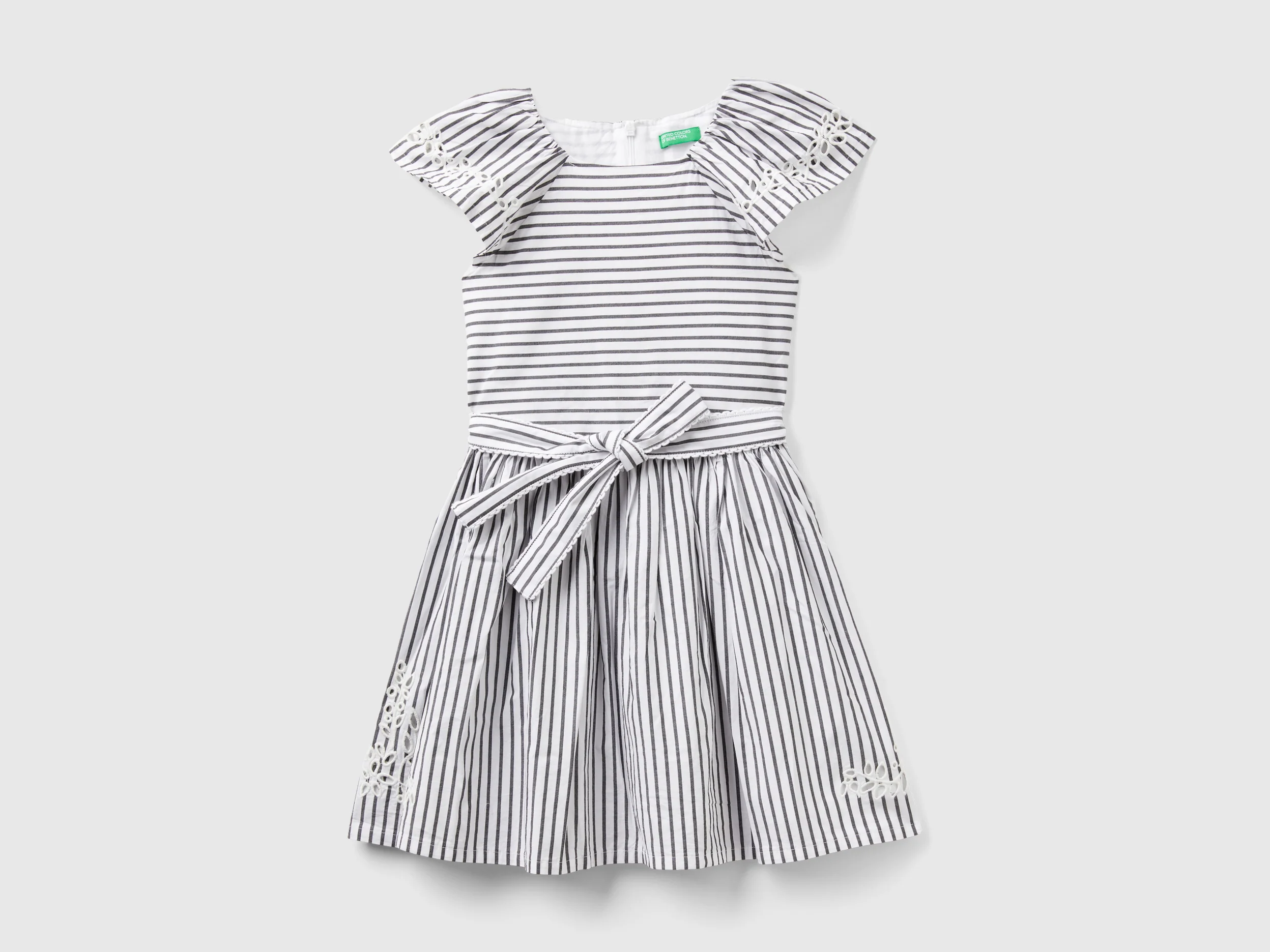 Vestito a righe con ricami